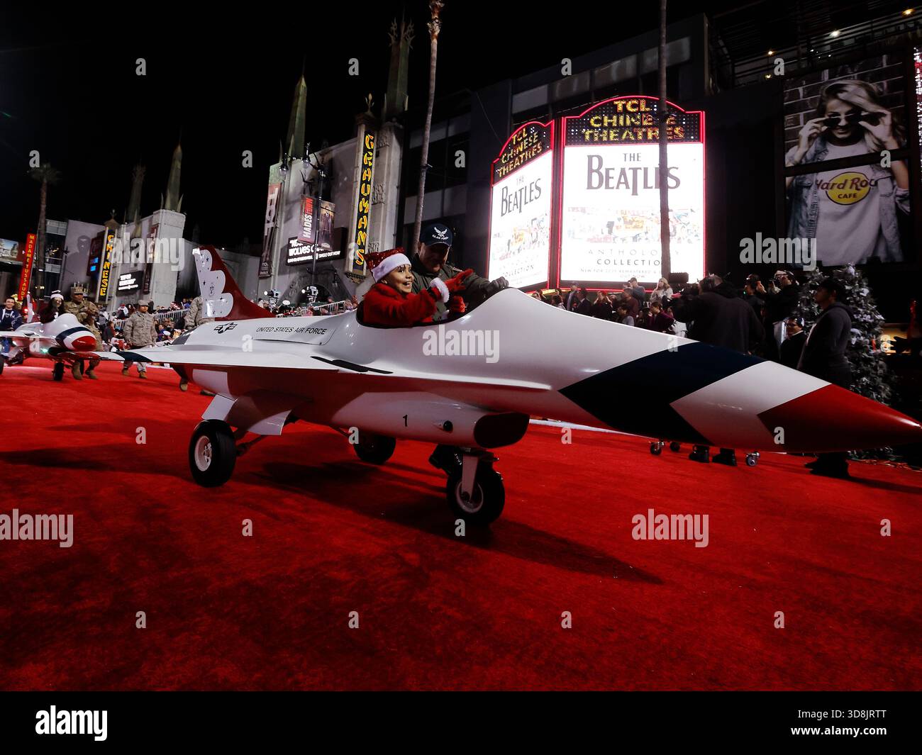 Los Angeles, USA. November 2025 30. Die Teilnehmer marschieren auf dem Hollywood Boulevard während der 93. Jährlichen Hollywood Christmas Parade am 30. November 2025 in Los Angeles, Kalifornien, USA. Quelle: Qiu Chen/Xinhua/Alamy Live News Stockfoto