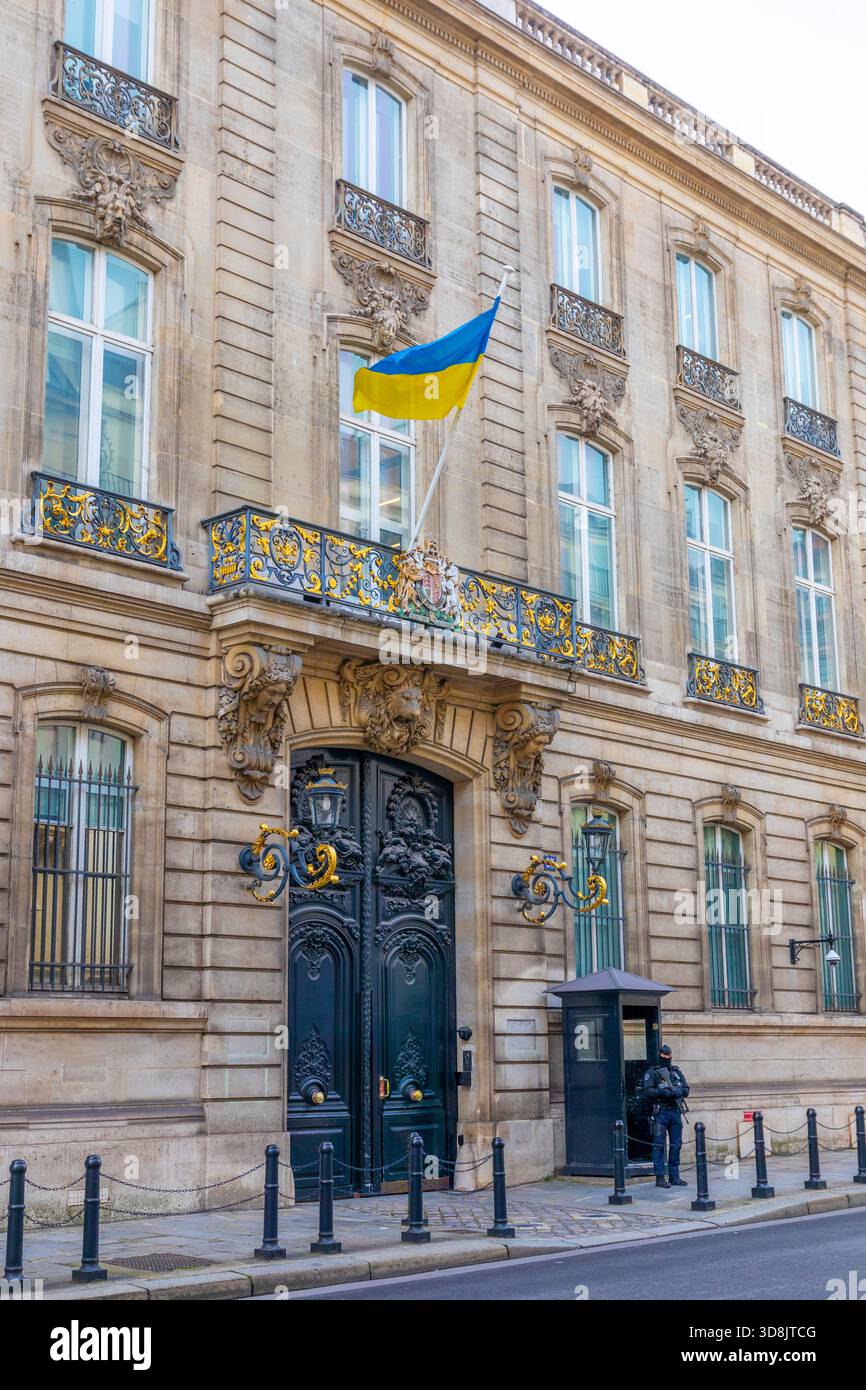 Frankreich, Ile-de-France, Paris, achten Arrondissement, rue du faubourg Saint-Honore. Britische Botschaft mit ukrainischer Flagge. Stockfoto