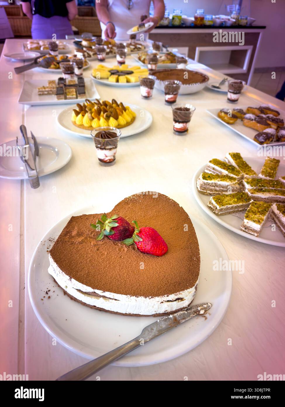 Dessertbuffet mit herzförmigem Kuchen im Vordergrund in einem All-Inclusive-Hotel Stockfoto