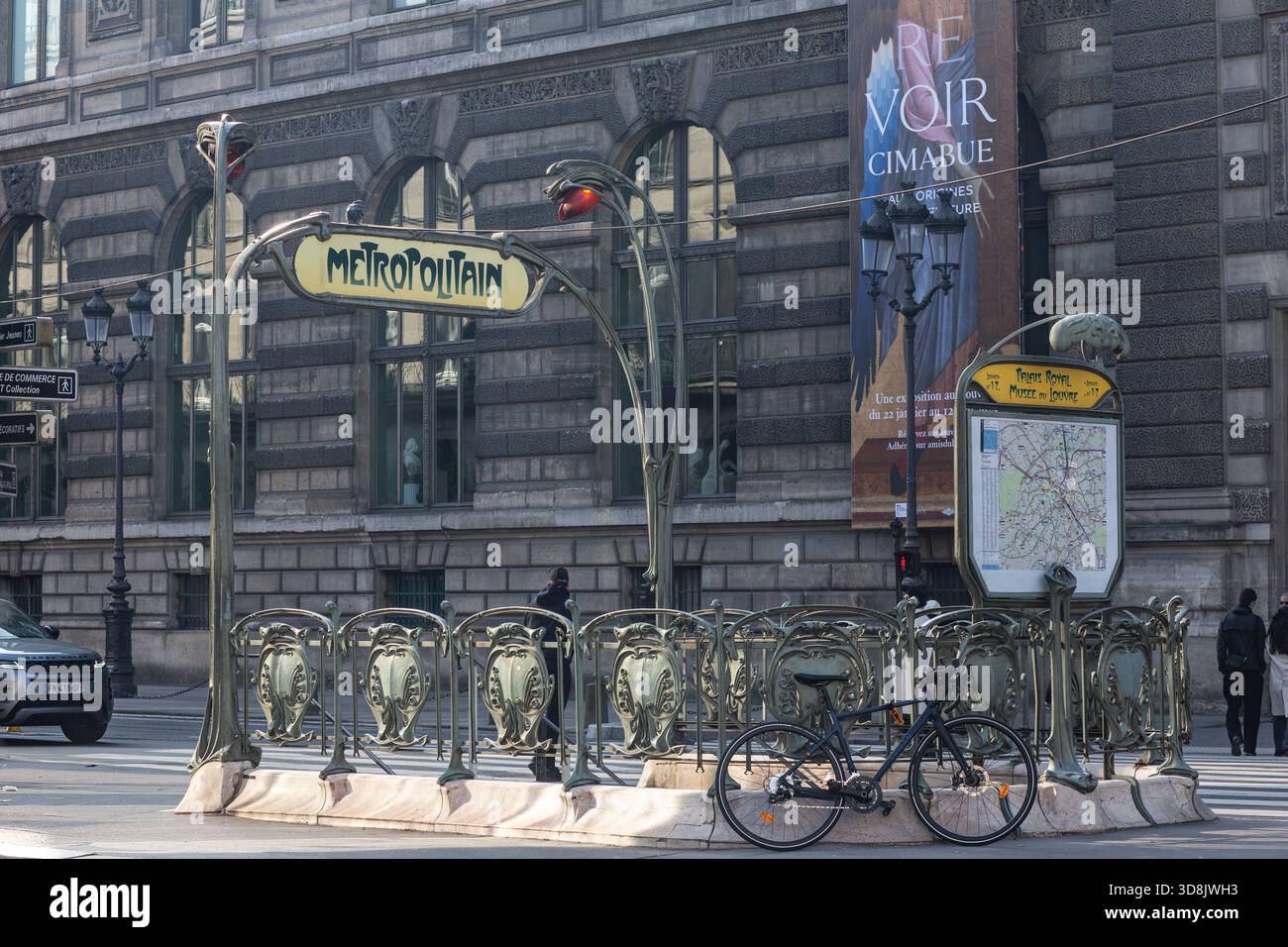 Frankreich, Paris, 1. Arrondissement, Rue de Rivoli, Eingang zur Metrostation Palais Royal Musee du Louvre, vom Jugendstilarchitekten Hector Guimard. Stockfoto