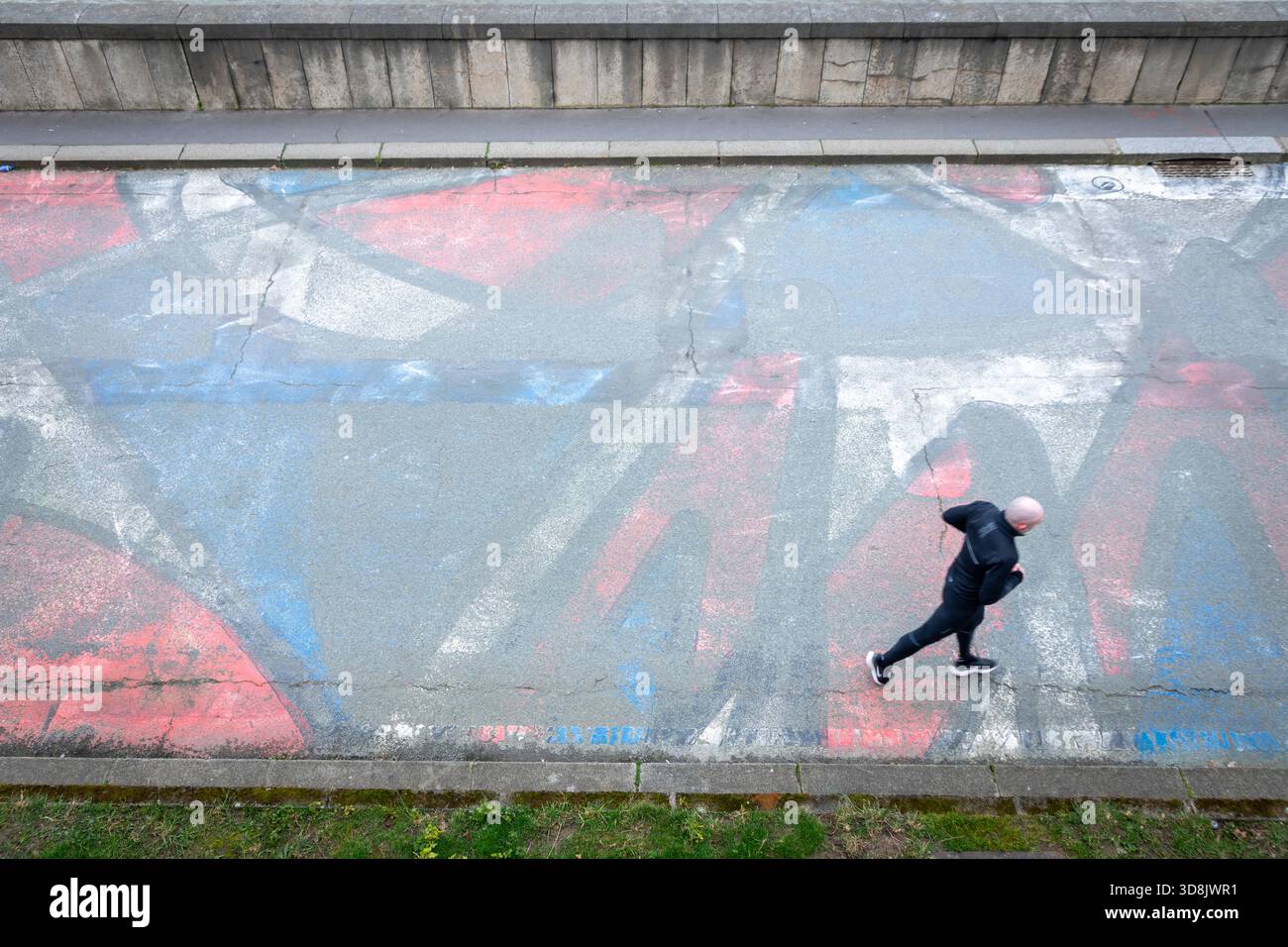 Frankreich, Ile-de-France, Paris, Quai de seine, allmähliche Löschung von Bodengemälden, geschaffen für die Olympischen Spiele 2024 in Paris Stockfoto