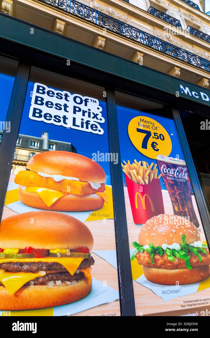 Großes Poster im Fenster eines McDonalds Das beste Menü: hamburger, Pommes und Coca-Cola. Stockfoto