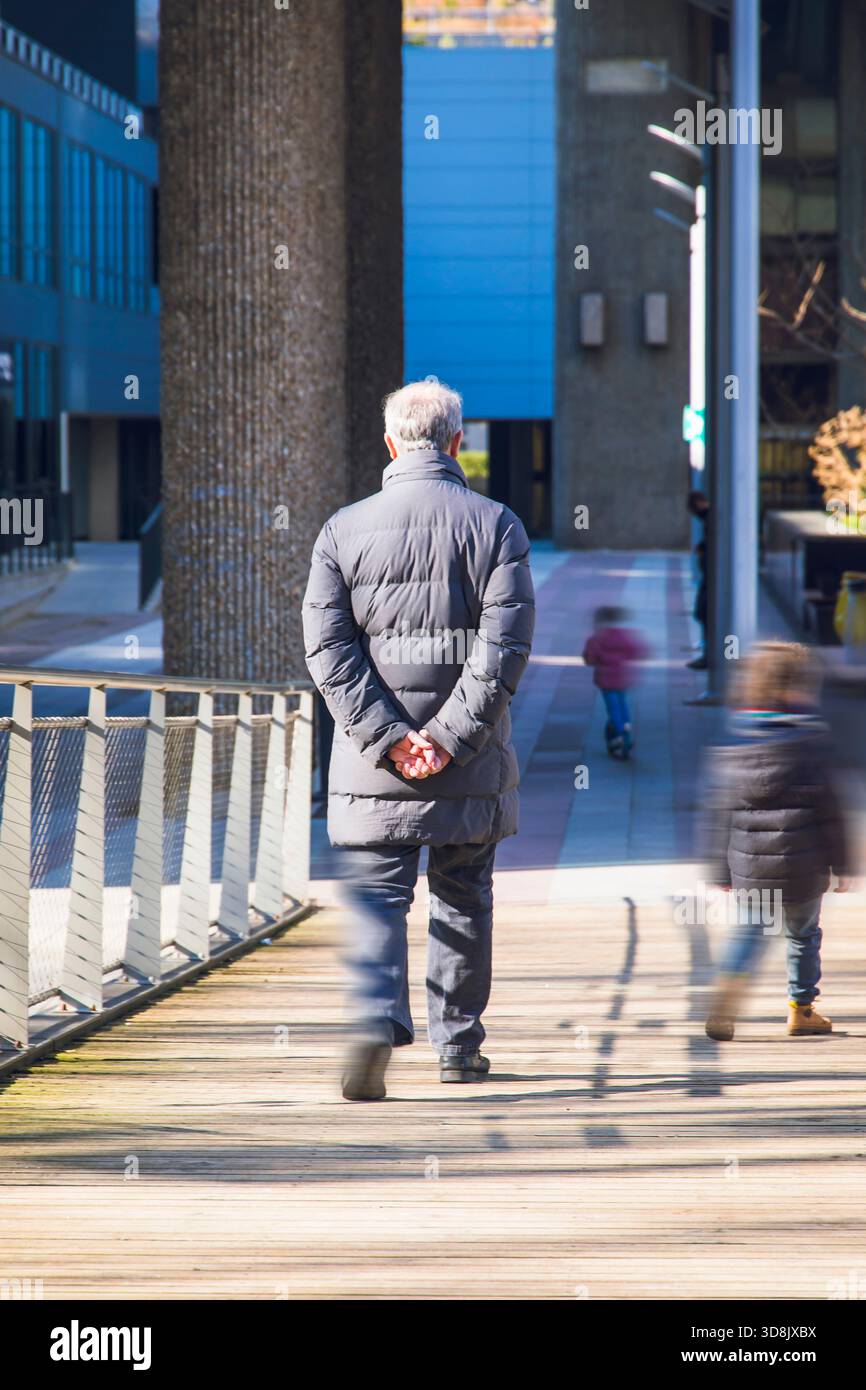 Großvater kümmert sich mittwochs um Enkel Stockfoto