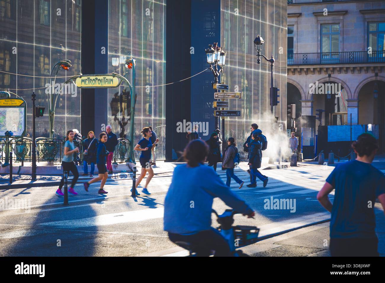 Frankreich, Ile-de-France, Paris, 1. Arrondissement. U-Bahn-Eingang Hector Guimard. Metro Palais-Royal, Musée du Louvre. Stockfoto