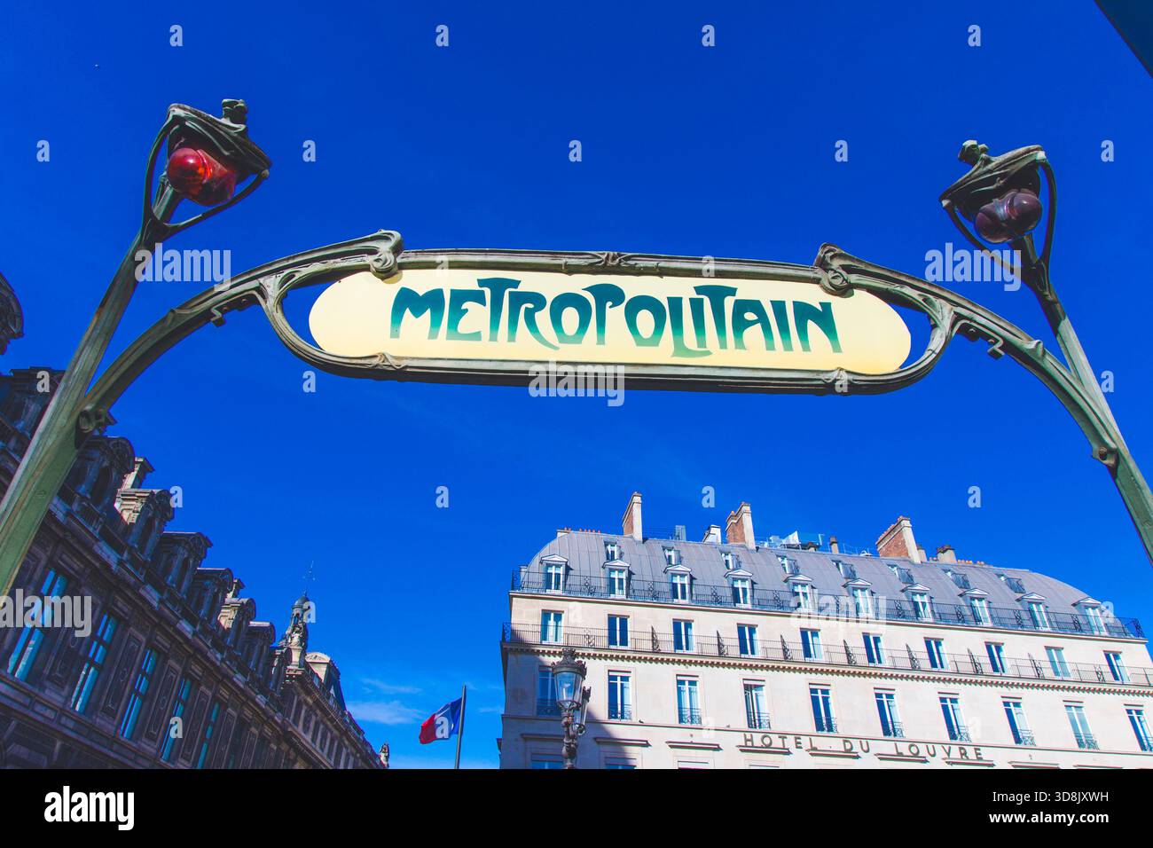 Frankreich, Ile-de-France, Paris, 1. Arrondissement. U-Bahn-Eingang Hector Guimard. Hotel du Louvre. Metro Palais-Royal, musée du Louvre Stockfoto
