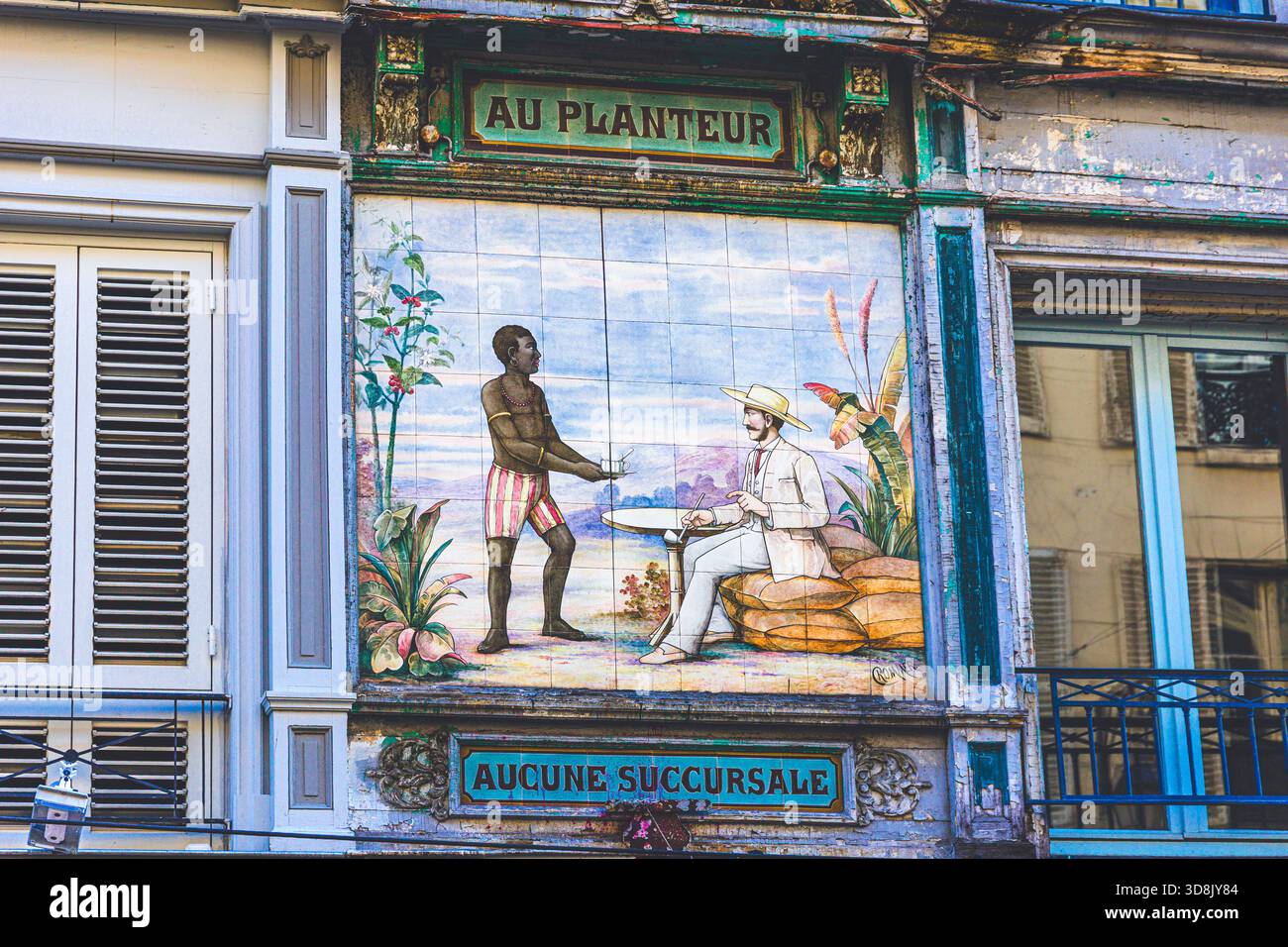 Frankreich, Ile-de-France, Paris, 2. Arrondissement. Rue des petits carreaux, Au planteur Mosaik, ehemaliger Kaffee-, Tee- und Schokoladenhändler Stockfoto