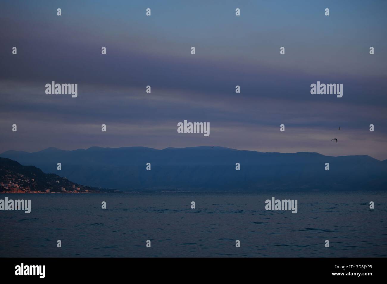 Goldener Sonnenuntergang Reflexionen in Wolken und rauchiger Himmel aufgrund eines schweren Brandes in Vlora, Albanien, 26. August 2025. Stockfoto