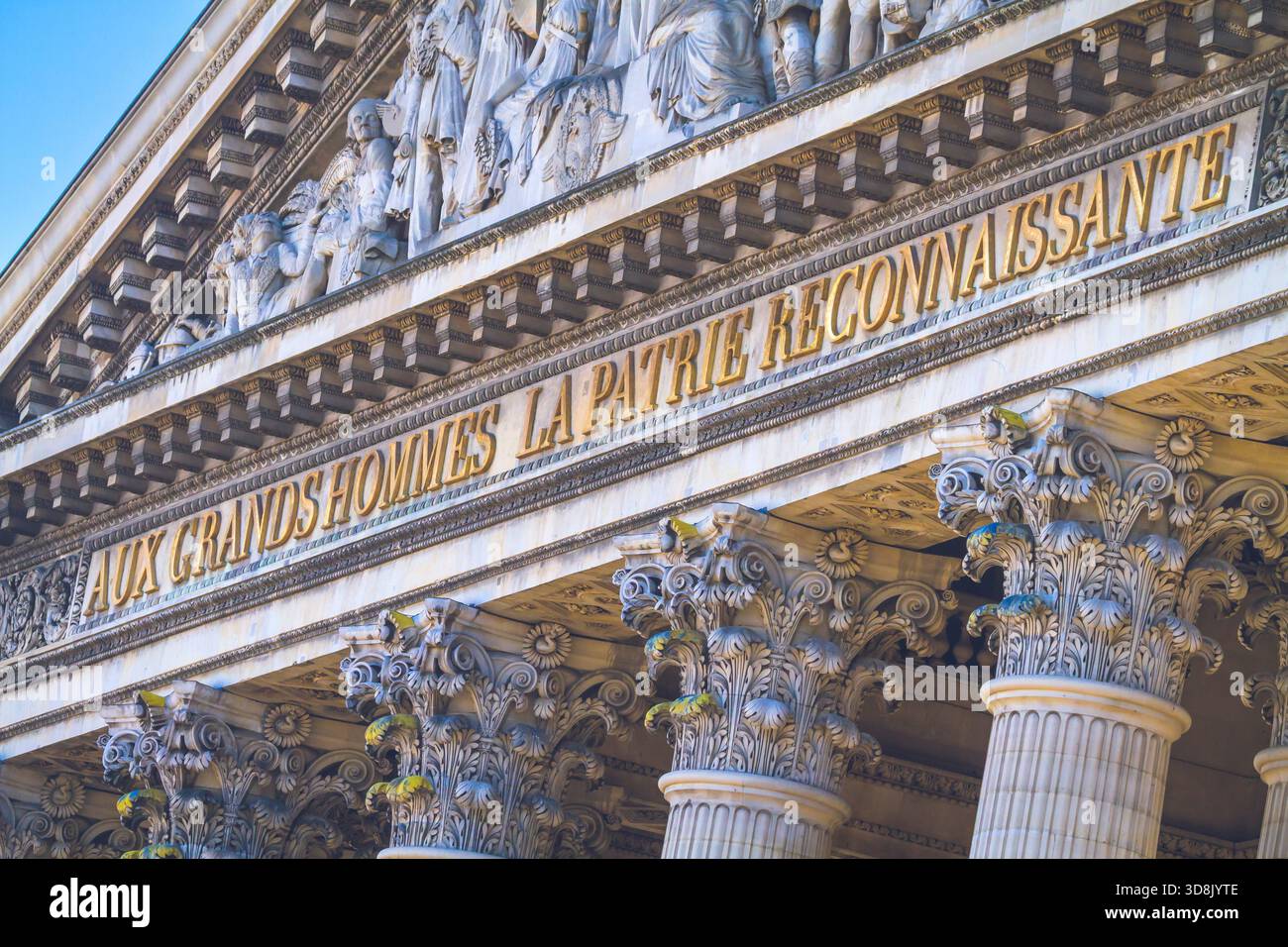 Frankreich, Ile-de-France, Paris, 5. Arrondissement. Das Pantheon. Details der Fassade, die lautet: AUX grands hommes, la patrie, reconnaissante Stockfoto