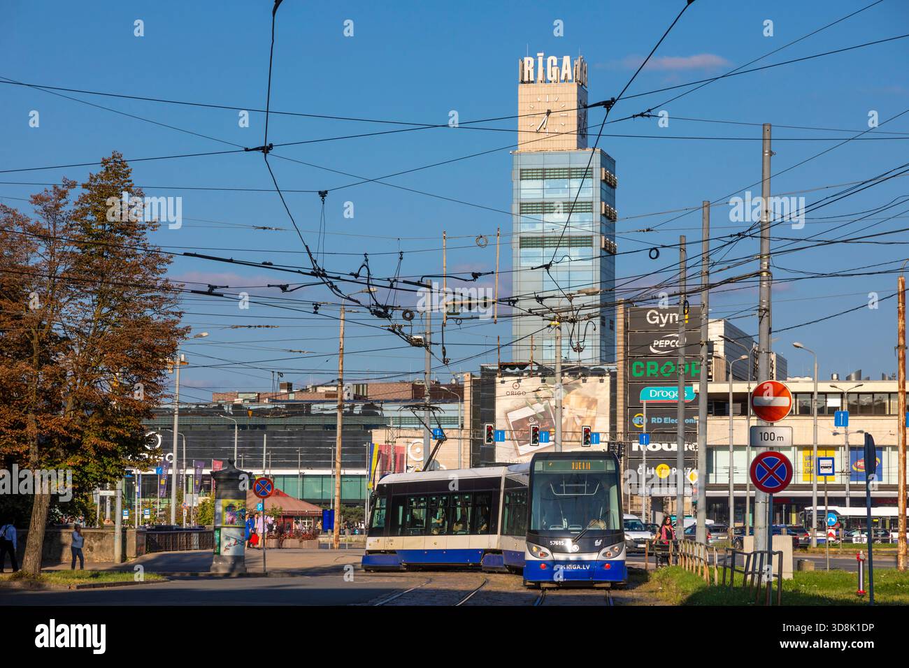 Europa, Lettland, Riga, eine Straßenbahn mit dem Hauptbahnhofturm im Hintergrund Stockfoto