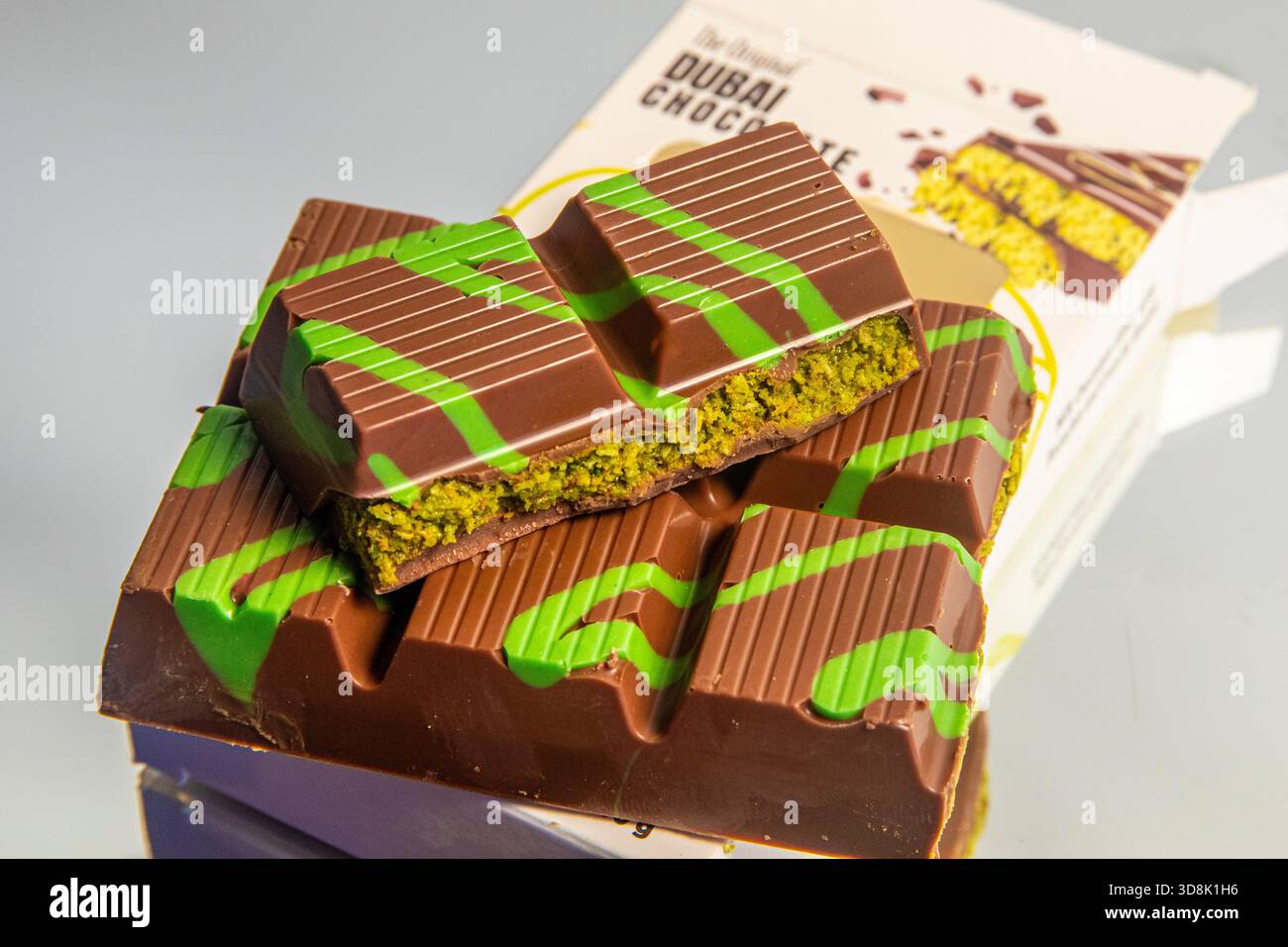 Dubai Chocolate, mit Pistazien gefüllte Schokolade aus Dubai. Stockfoto