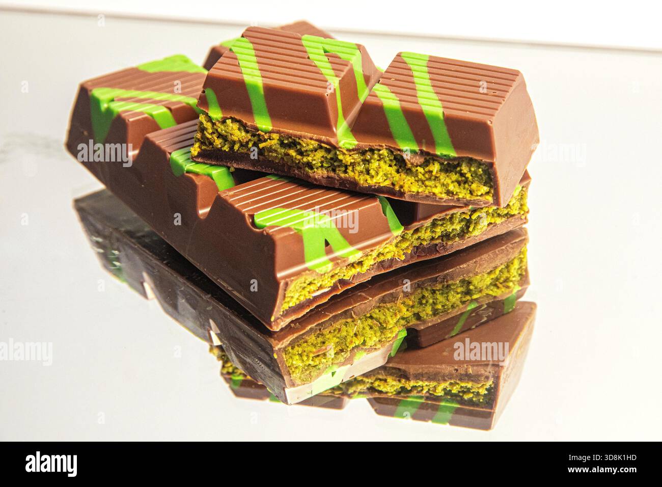 Dubai Chocolate, mit Pistazien gefüllte Schokolade aus Dubai. Stockfoto