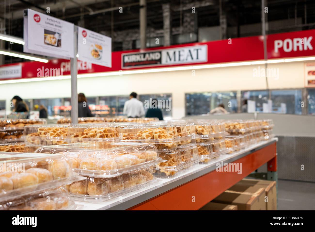 Shopper in der Costco Gebäck- und Fleischabteilung Stockfoto