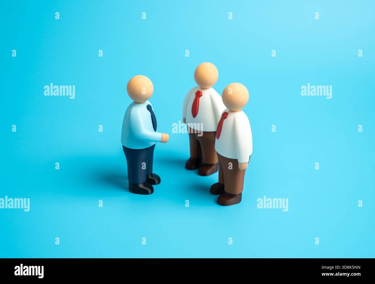 Büromitarbeiter in einem kurzen Chat. Geschäftsbesprechung, Besprechung von Arbeitsangelegenheiten. Kommunikation und Büroarbeit. Konzept der Zusammenarbeit, Teamarbeit, Projektdiskussion Stockfoto