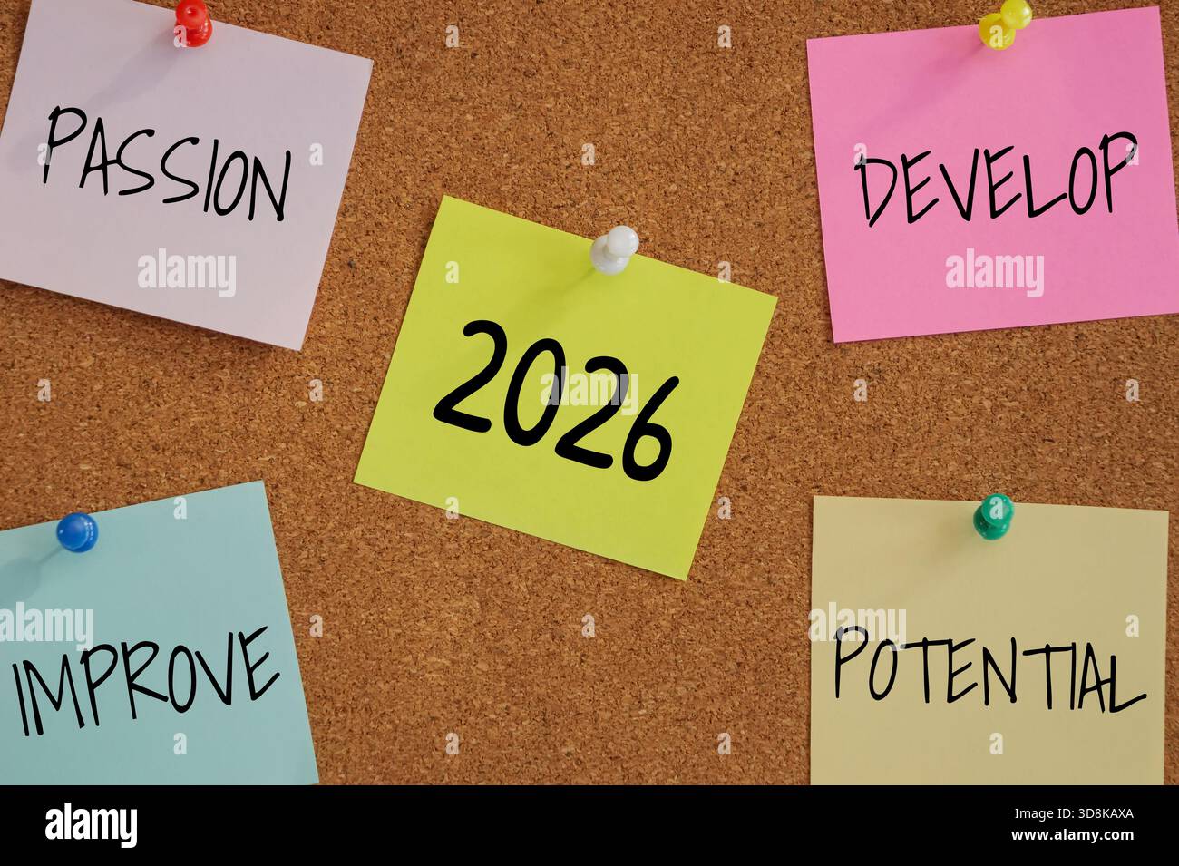 5 Post-it-Papier-Pin an Bord mit der Nummer 2026 in der Mitte und Wort Leidenschaft, entwickeln, verbessern, Potential herum. Neujahrsziel für Arbeit Stockfoto
