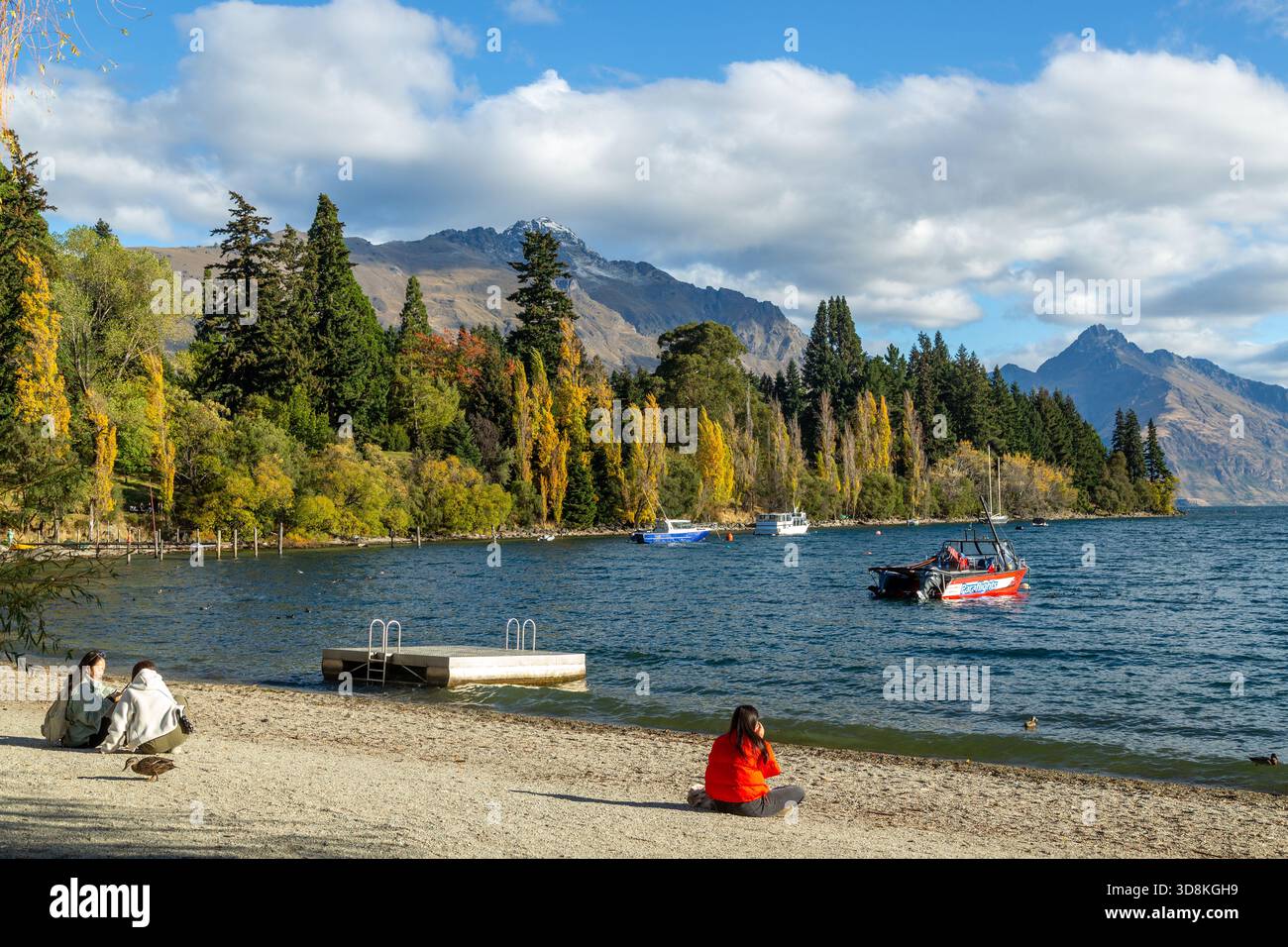 Queenstown Bay Beach mit Queenstown Gardens und Lake Wakatipu an einem sonnigen Herbsttag, Queenstown, Otago, Neuseeland Stockfoto