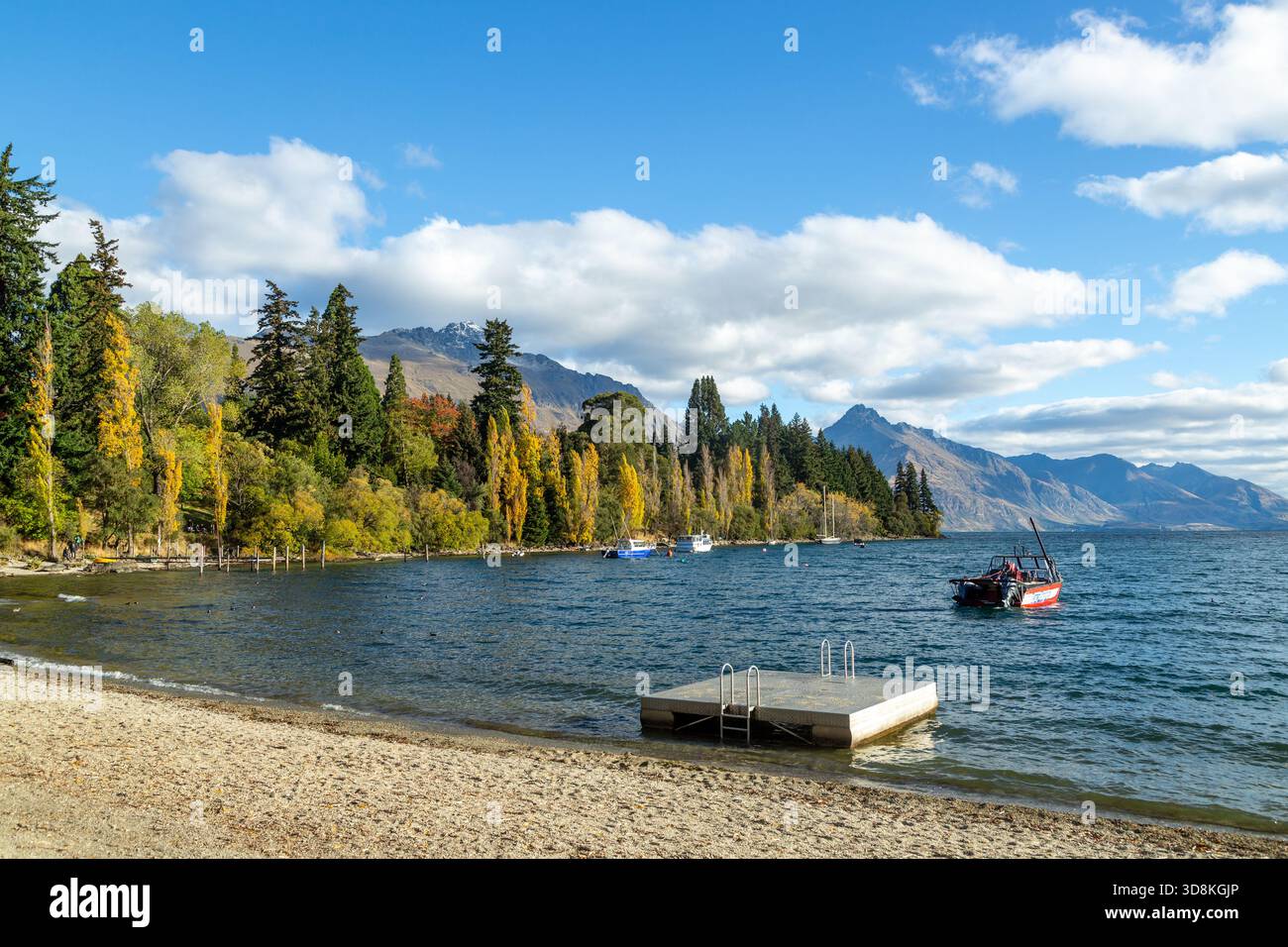 Queenstown Bay Beach mit Queenstown Gardens und Lake Wakatipu an einem sonnigen Herbsttag, Queenstown, Otago, Neuseeland Stockfoto