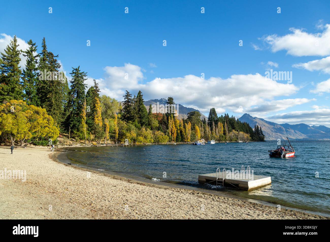 Queenstown Bay Beach mit Queenstown Gardens und Lake Wakatipu an einem sonnigen Herbsttag, Queenstown, Otago, Neuseeland Stockfoto