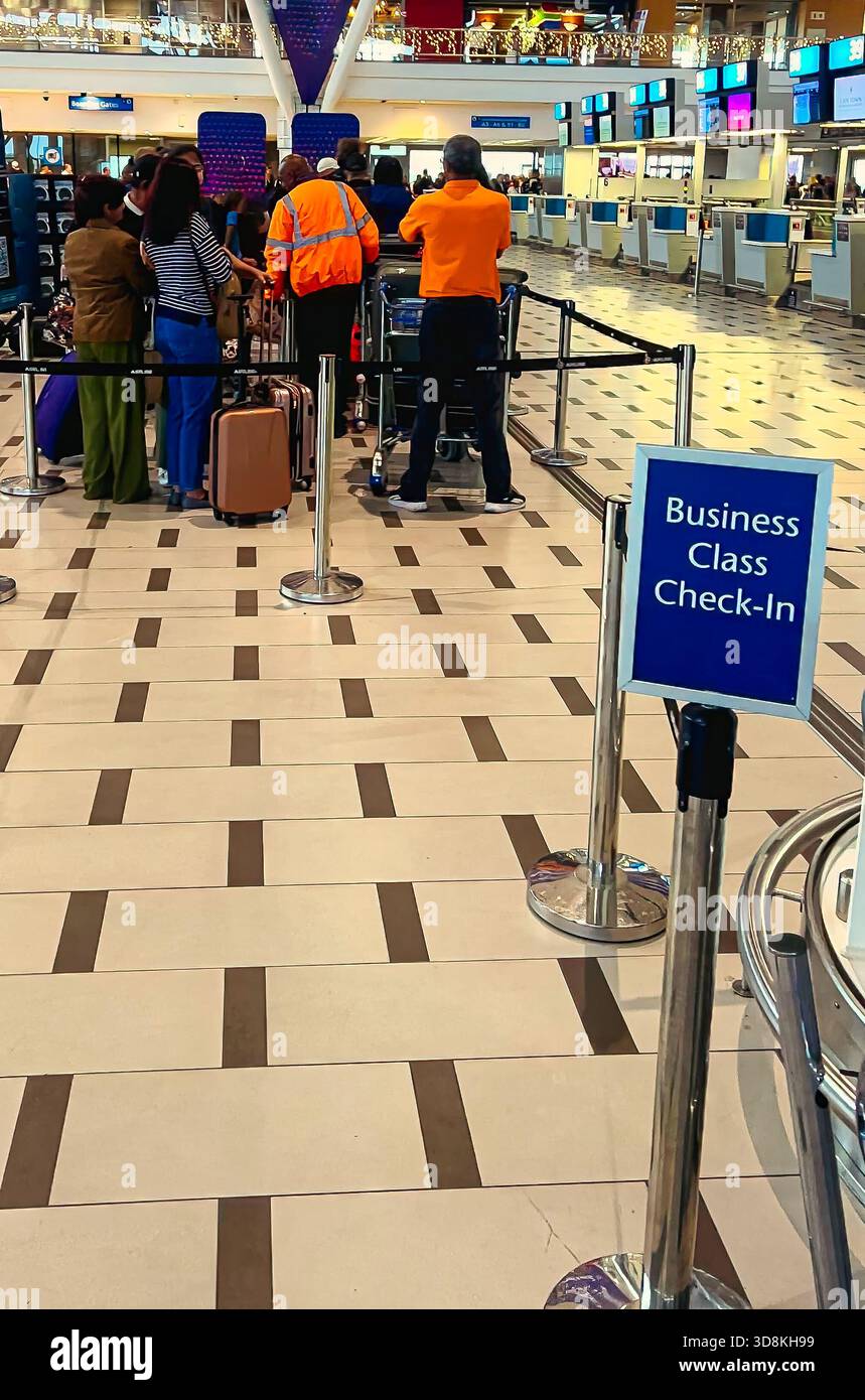 Internationaler Flughafen Kapstadt, Kapstadt, Südafrika, 29. November 2025: Check-in in der Warteschlange für Flüge in der Business-Klasse Stockfoto