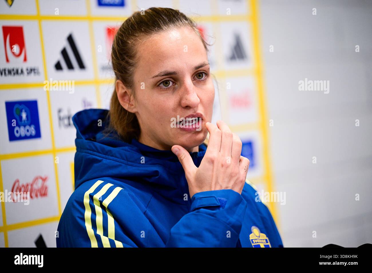 Stockholm, Schweden. Dezember 2025. STOCKHOLM, SCHWEDEN 20251201Nationalspielerin Nathalie Björn trifft auf die Medien, nachdem die schwedische Frauennationalmannschaft am Dienstag in der 3Arena vor dem Rückspiel in der Nationalliga gegen Frankreich trainiert hat. Foto: Jonas Ekströmer/TT/Code 10030 dieser Text ist automatisch übersetzt Credit: TT News Agency/Alamy Live News Stockfoto