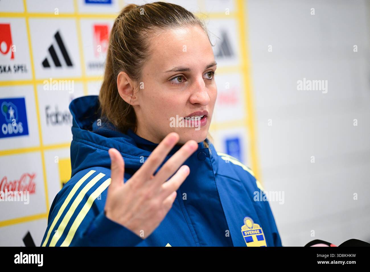 Stockholm, Schweden. Dezember 2025. STOCKHOLM, SCHWEDEN 20251201Nationalspielerin Nathalie Björn trifft auf die Medien, nachdem die schwedische Frauennationalmannschaft am Dienstag in der 3Arena vor dem Rückspiel in der Nationalliga gegen Frankreich trainiert hat. Foto: Jonas Ekströmer/TT/Code 10030 dieser Text ist automatisch übersetzt Credit: TT News Agency/Alamy Live News Stockfoto