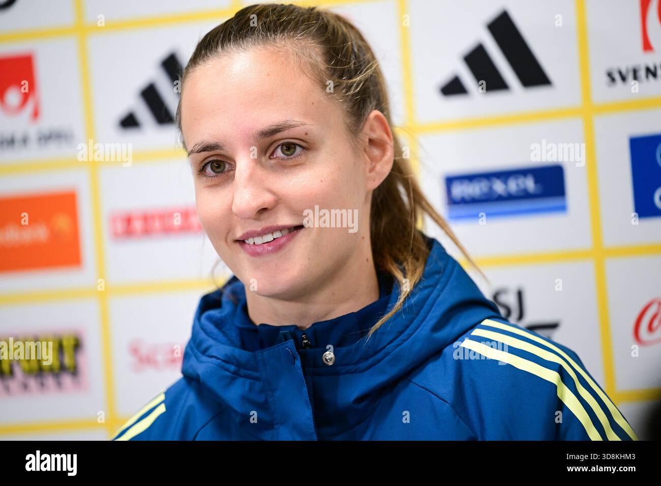Stockholm, Schweden. Dezember 2025. STOCKHOLM, SCHWEDEN 20251201Nationalspielerin Nathalie Björn trifft auf die Medien, nachdem die schwedische Frauennationalmannschaft am Dienstag in der 3Arena vor dem Rückspiel in der Nationalliga gegen Frankreich trainiert hat. Foto: Jonas Ekströmer/TT/Code 10030 dieser Text ist automatisch übersetzt Credit: TT News Agency/Alamy Live News Stockfoto