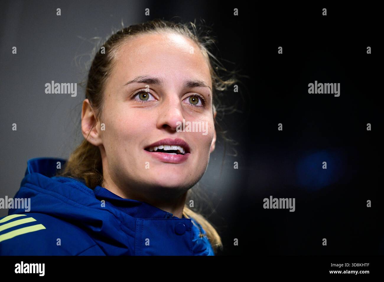 Stockholm, Schweden. Dezember 2025. STOCKHOLM, SCHWEDEN 20251201Nationalspielerin Nathalie Björn trifft auf die Medien, nachdem die schwedische Frauennationalmannschaft am Dienstag in der 3Arena vor dem Rückspiel in der Nationalliga gegen Frankreich trainiert hat. Foto: Jonas Ekströmer/TT/Code 10030 dieser Text ist automatisch übersetzt Credit: TT News Agency/Alamy Live News Stockfoto