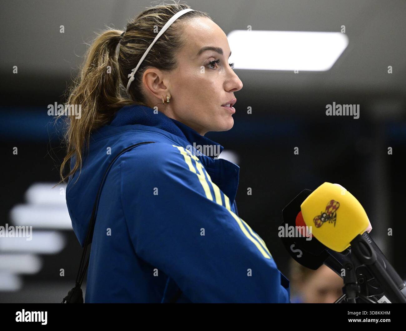 Stockholm, Schweden. Dezember 2025. STOCKHOLM, SCHWEDEN 20251201Nationalspielerin Nathalie Björn trifft auf die Medien, nachdem die schwedische Frauennationalmannschaft am Dienstag in der 3Arena vor dem Rückspiel in der Nationalliga gegen Frankreich trainiert hat. Foto: Jonas Ekströmer/TT/Code 10030 dieser Text ist automatisch übersetzt Credit: TT News Agency/Alamy Live News Stockfoto