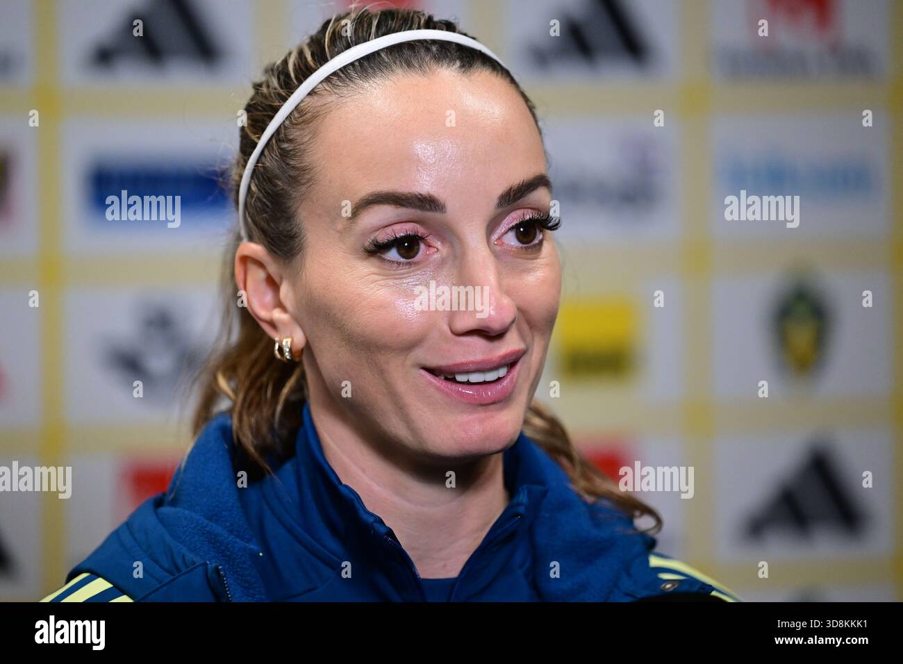 Stockholm, Schweden. Dezember 2025. STOCKHOLM, SCHWEDEN 20251201Nationalspielerin Nathalie Björn trifft auf die Medien, nachdem die schwedische Frauennationalmannschaft am Dienstag in der 3Arena vor dem Rückspiel in der Nationalliga gegen Frankreich trainiert hat. Foto: Jonas Ekströmer/TT/Code 10030 dieser Text ist automatisch übersetzt Credit: TT News Agency/Alamy Live News Stockfoto