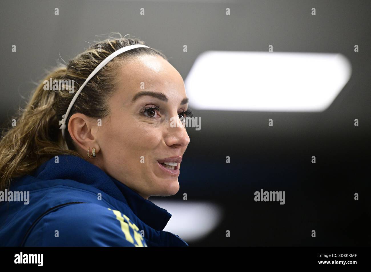 Stockholm, Schweden. Dezember 2025. STOCKHOLM, SCHWEDEN 20251201Nationalspielerin Nathalie Björn trifft auf die Medien, nachdem die schwedische Frauennationalmannschaft am Dienstag in der 3Arena vor dem Rückspiel in der Nationalliga gegen Frankreich trainiert hat. Foto: Jonas Ekströmer/TT/Code 10030 dieser Text ist automatisch übersetzt Credit: TT News Agency/Alamy Live News Stockfoto