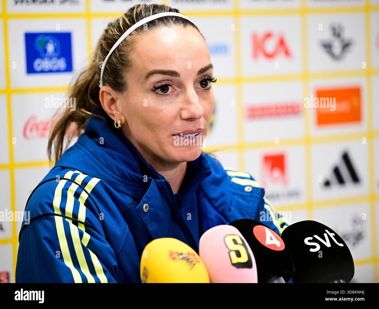 Stockholm, Schweden. Dezember 2025. STOCKHOLM, SCHWEDEN 20251201Nationalspielerin Nathalie Björn trifft auf die Medien, nachdem die schwedische Frauennationalmannschaft am Dienstag in der 3Arena vor dem Rückspiel in der Nationalliga gegen Frankreich trainiert hat. Foto: Jonas Ekströmer/TT/Code 10030 dieser Text ist automatisch übersetzt Credit: TT News Agency/Alamy Live News Stockfoto