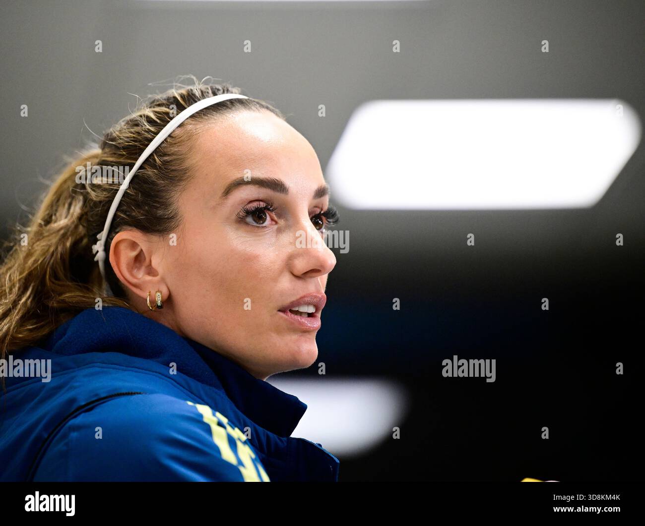 Stockholm, Schweden. Dezember 2025. STOCKHOLM, SCHWEDEN 20251201Nationalspielerin Nathalie Björn trifft auf die Medien, nachdem die schwedische Frauennationalmannschaft am Dienstag in der 3Arena vor dem Rückspiel in der Nationalliga gegen Frankreich trainiert hat. Foto: Jonas Ekströmer/TT/Code 10030 dieser Text ist automatisch übersetzt Credit: TT News Agency/Alamy Live News Stockfoto