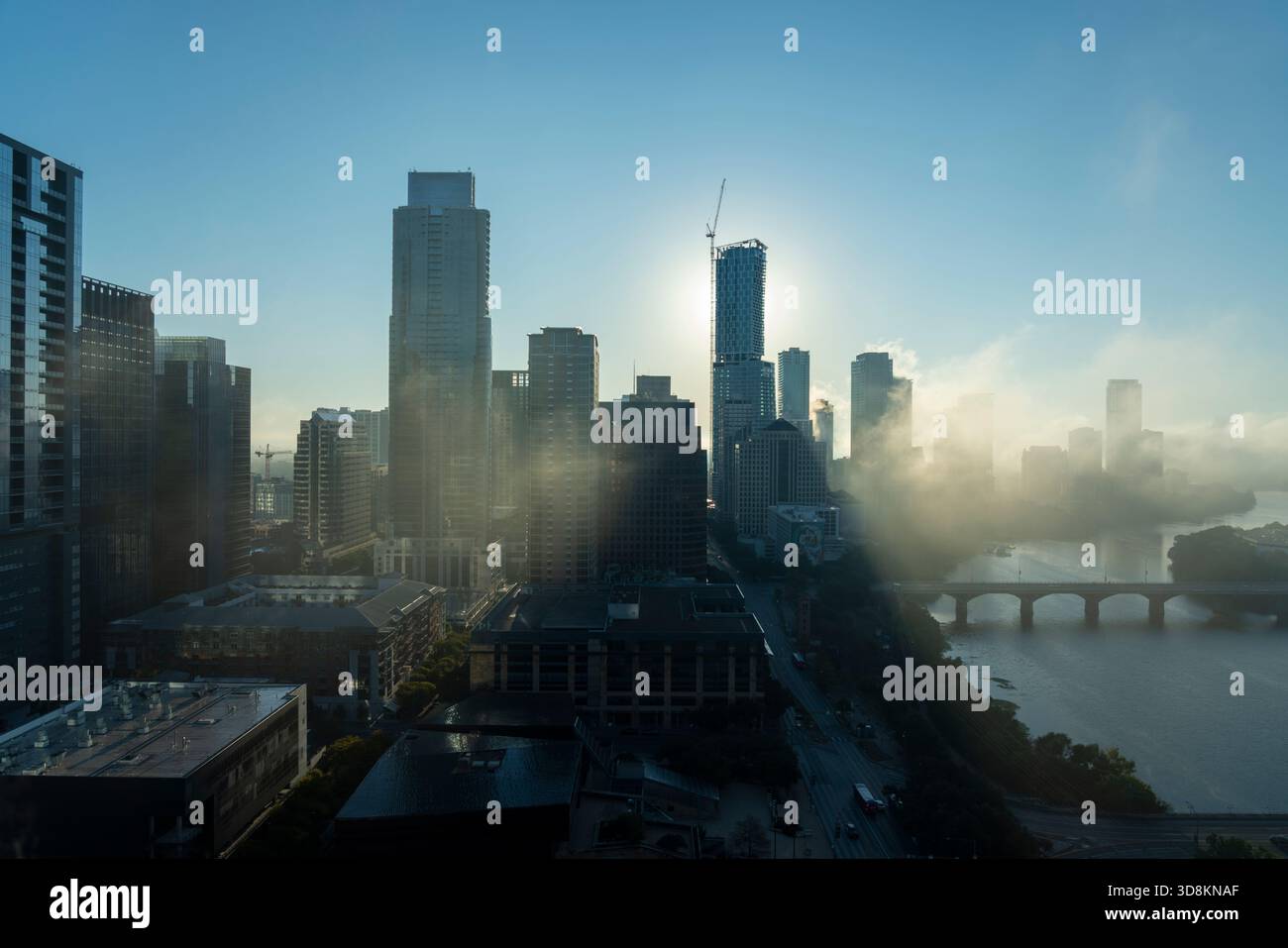 Austin Texas Skyline im Morgennebel mit Rainey Street und Waterline Tower. Stockfoto