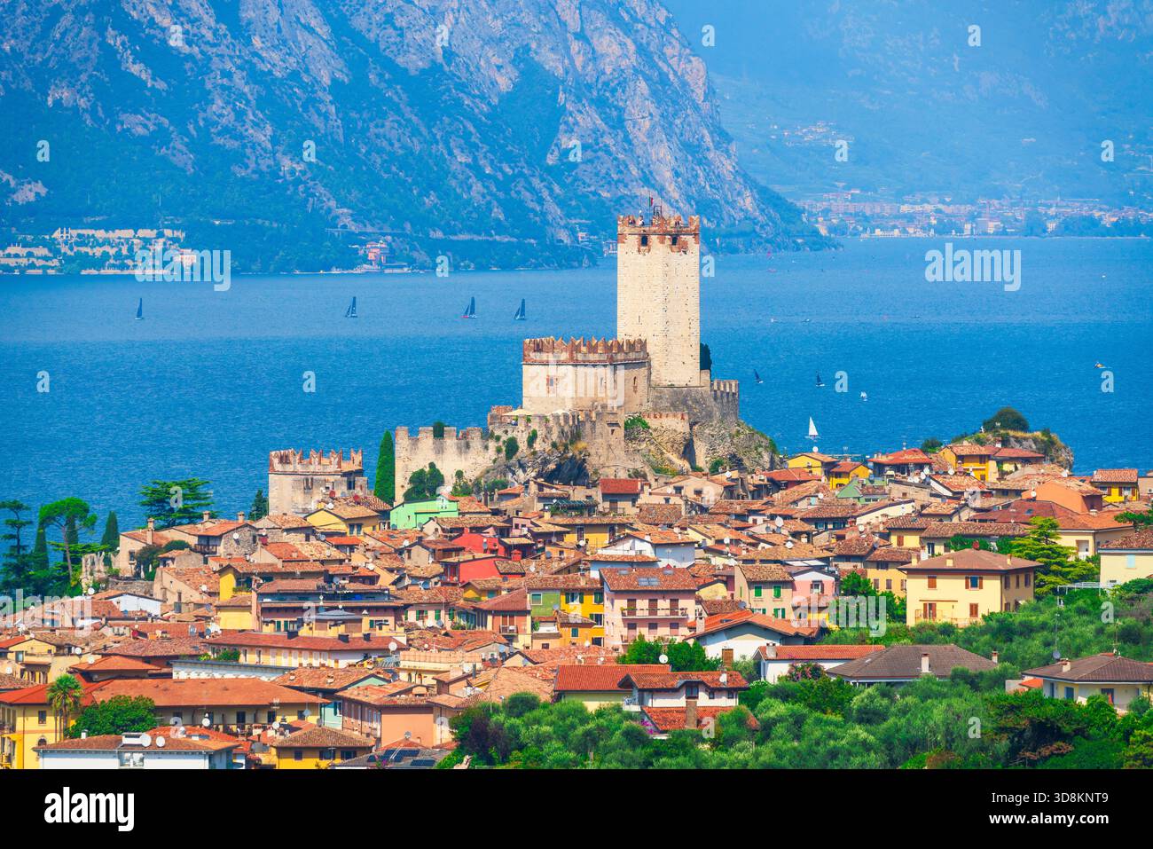 Blick auf die historische Stadt Malcesine am Gardasee und das mittelalterliche Schloss Scaliger, Castello Scaligero und seinen Turm, Provinz Verona, Region Veneto, Stockfoto