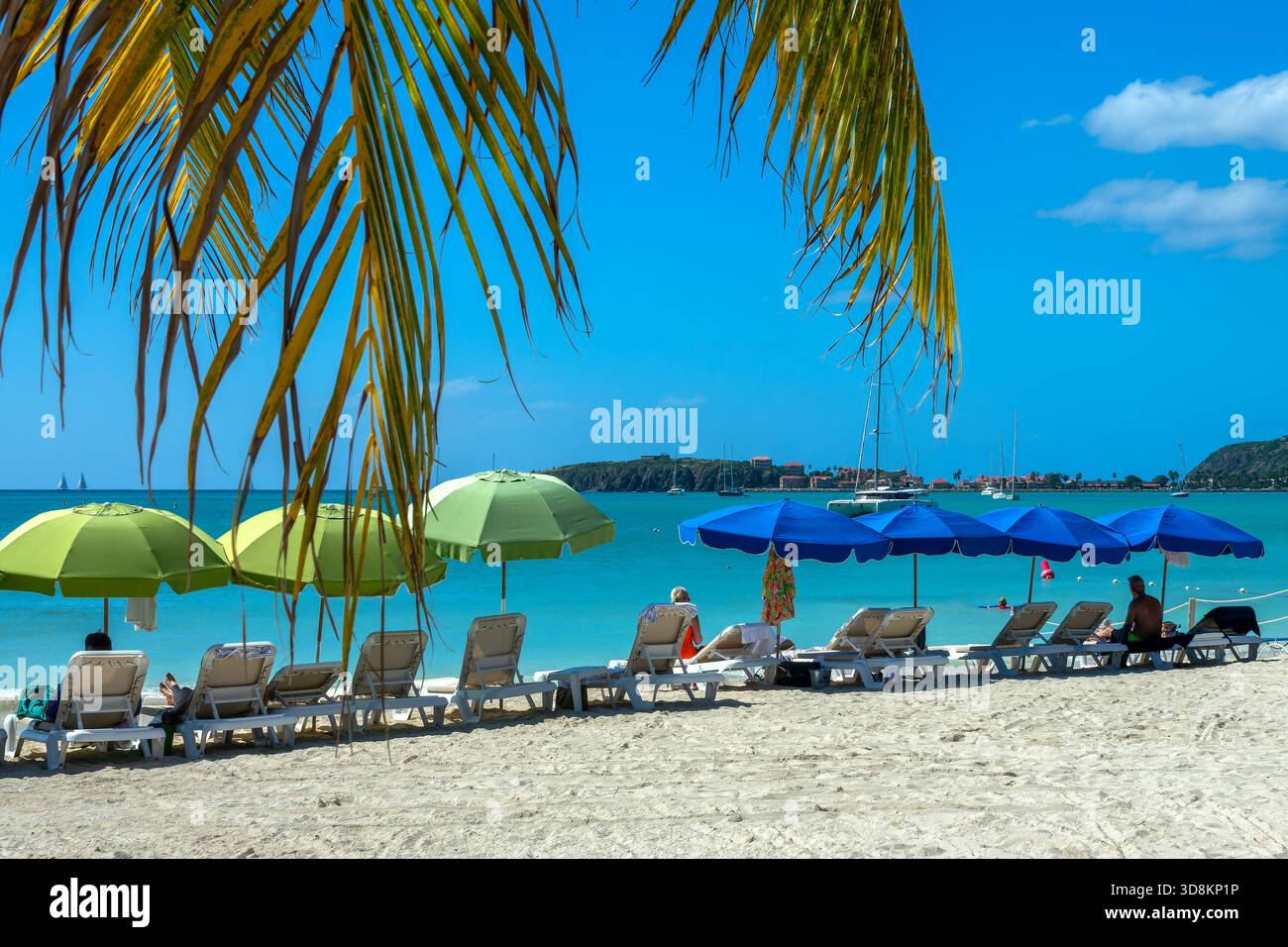 Liegestühle und Sonnenschirme am Great Bay Beach in Philipsburg, Karibikurlaub auf der Insel Sint Maarten (Saint Martin), Niederländisch-Westindien Stockfoto