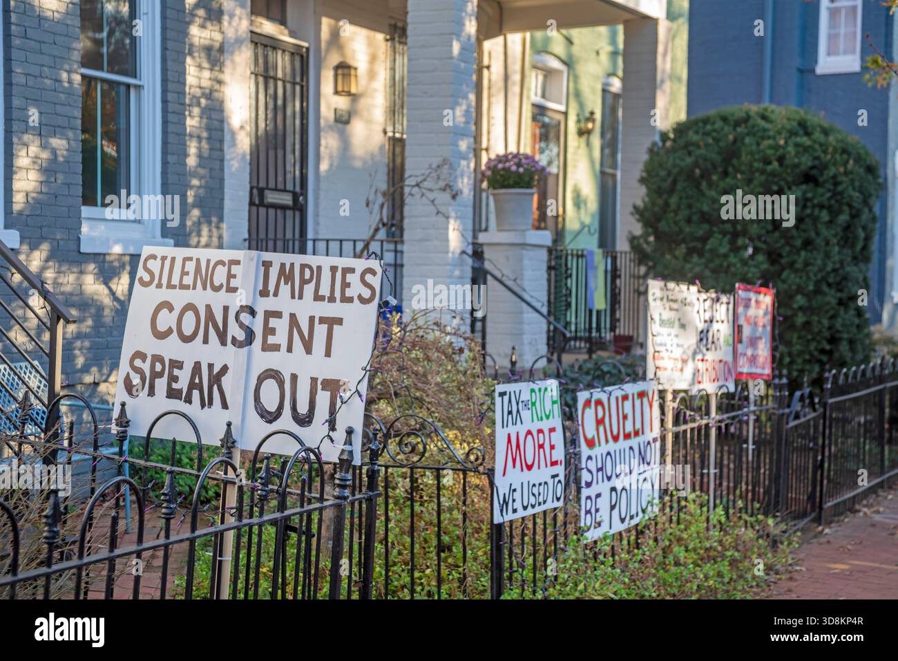 Washington, DC - Zeichen vor einem Haus auf dem Capitol Hill, die sich gegen die Politik der Trump-Administration richten. Stockfoto
