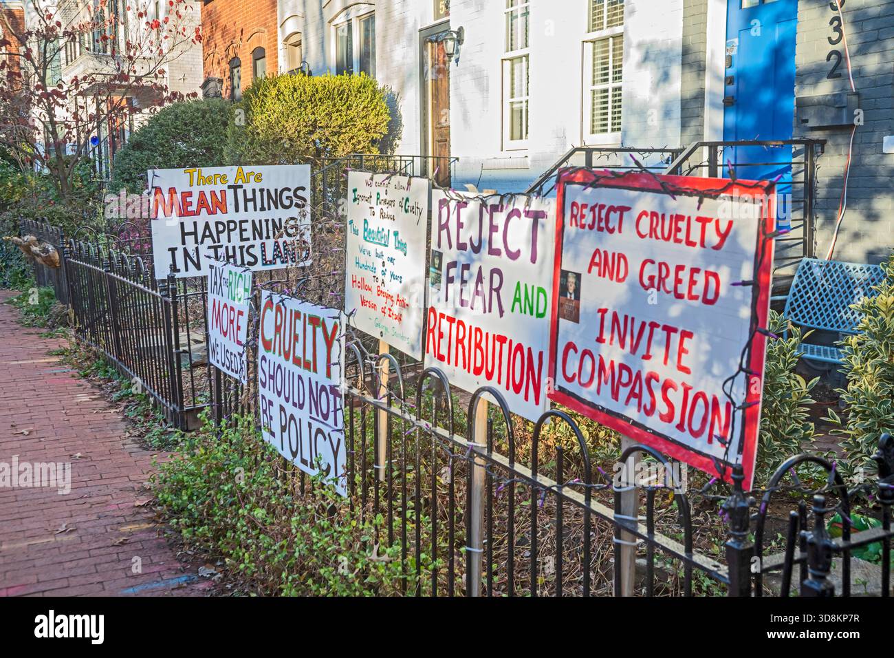 Washington, DC - Zeichen vor einem Haus auf dem Capitol Hill, die sich gegen die Politik der Trump-Administration richten. Stockfoto