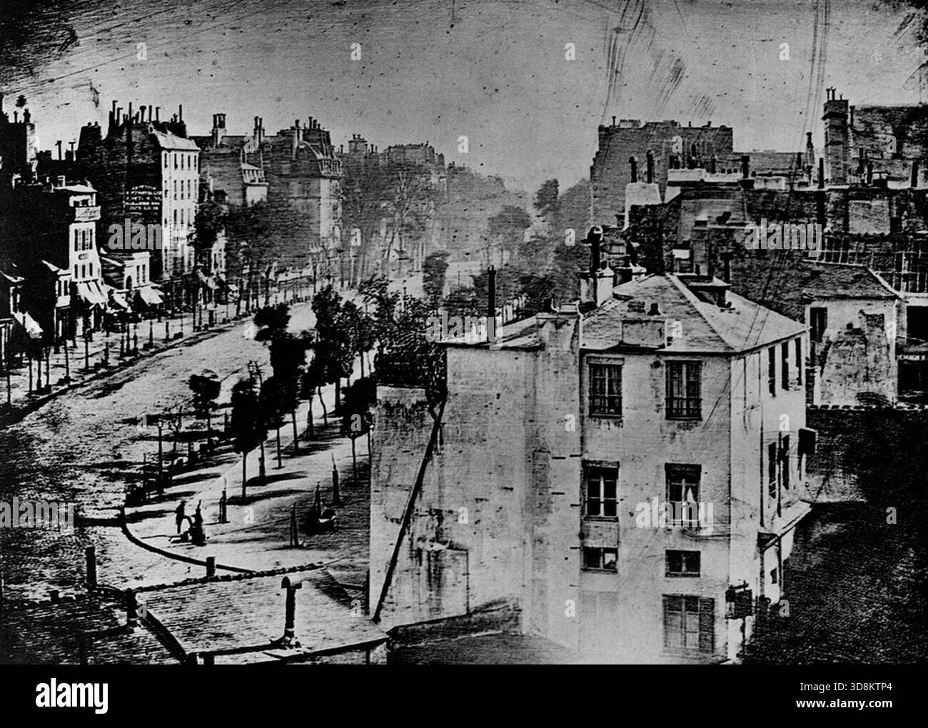 Das ist "Boulevard du Temple", das erste Foto einer Person. Das Foto wurde von Louis Daguerre Ende 1838 oder Anfang 1839 in Paris aufgenommen. Es ist eine belebte Straße, aber da die Belichtungszeit über zehn Minuten betrug, bewegte sich der Stadtverkehr zu sehr, um aufzutauchen. Die Ausnahme ist ein Mann in der linken unteren Ecke, der still stand und seine Stiefel lange genug poliert hat, um sie zu zeigen. Stockfoto