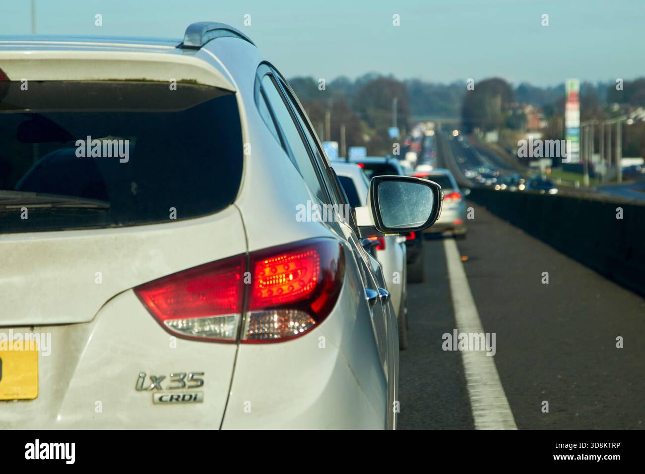 Autos stecken aufgrund eines Unfalls auf der Autobahn M1 vor lisburn im Verkehrsstau fest Stockfoto