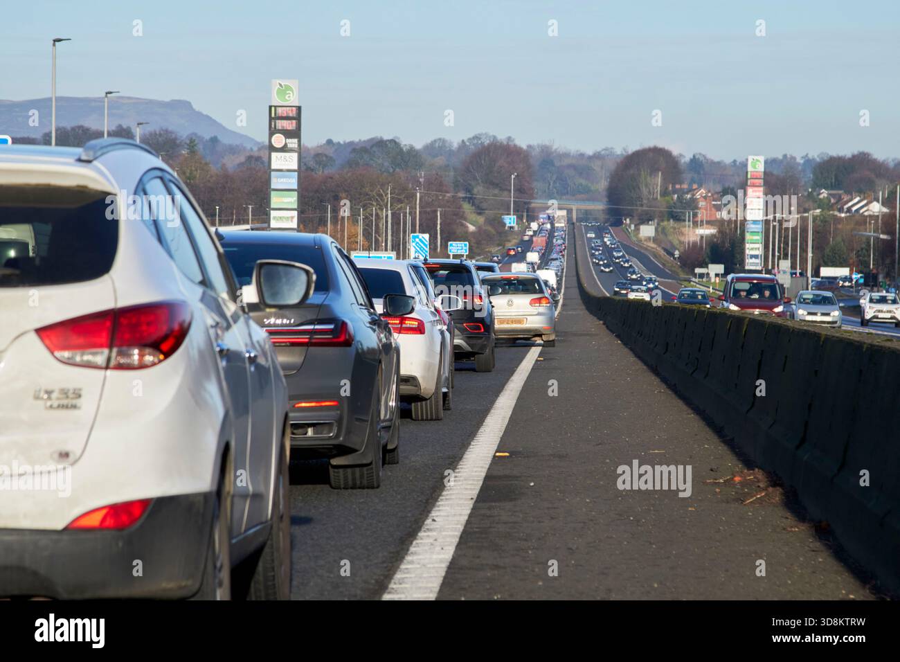 Autos stecken aufgrund eines Unfalls auf der Autobahn M1 vor lisburn im Verkehrsstau fest Stockfoto