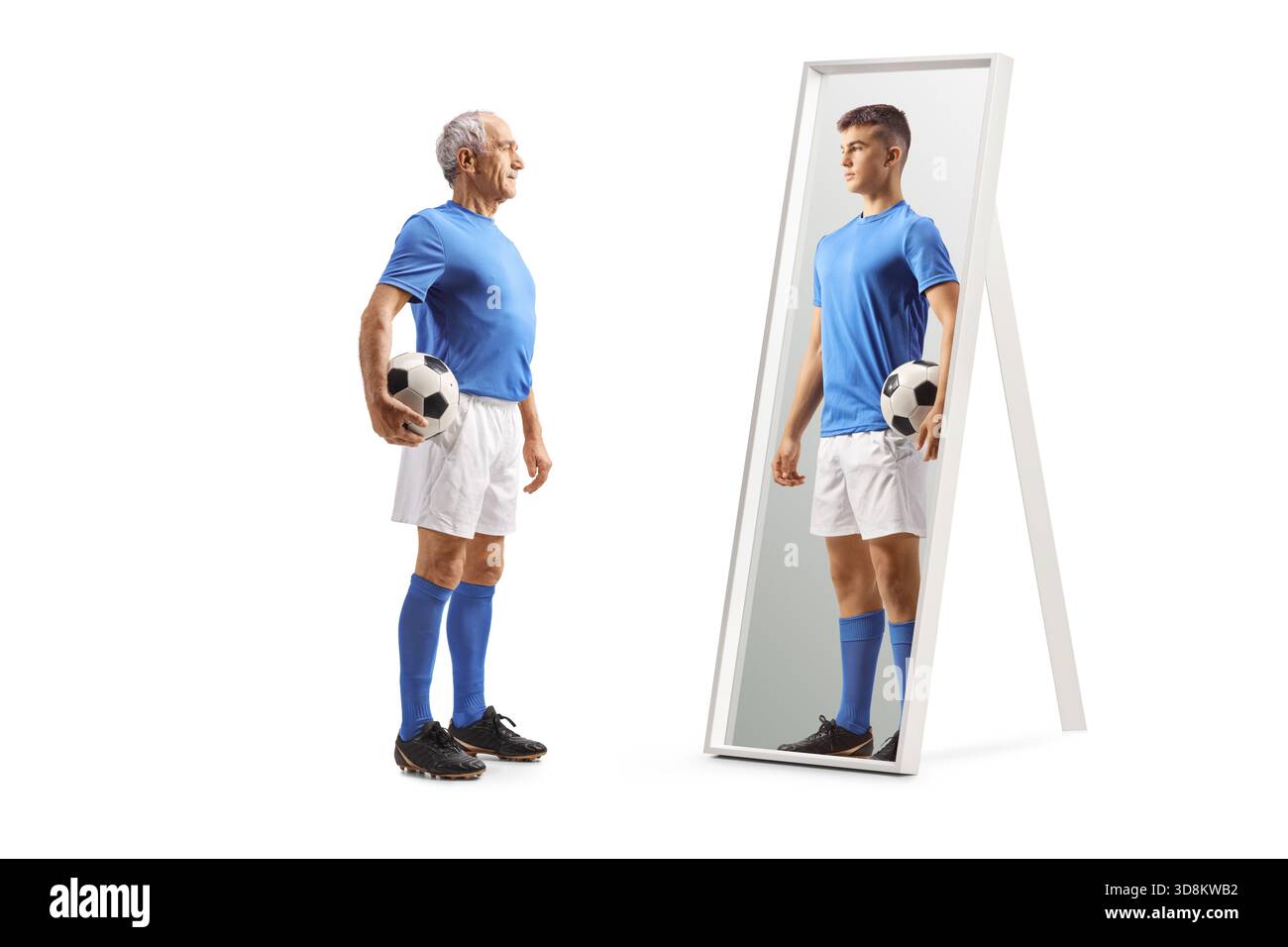 Ein älterer Mann, der einen Fußball hält und sein jüngeres selbst in einem Spiegel auf weißem Hintergrund betrachtet Stockfoto