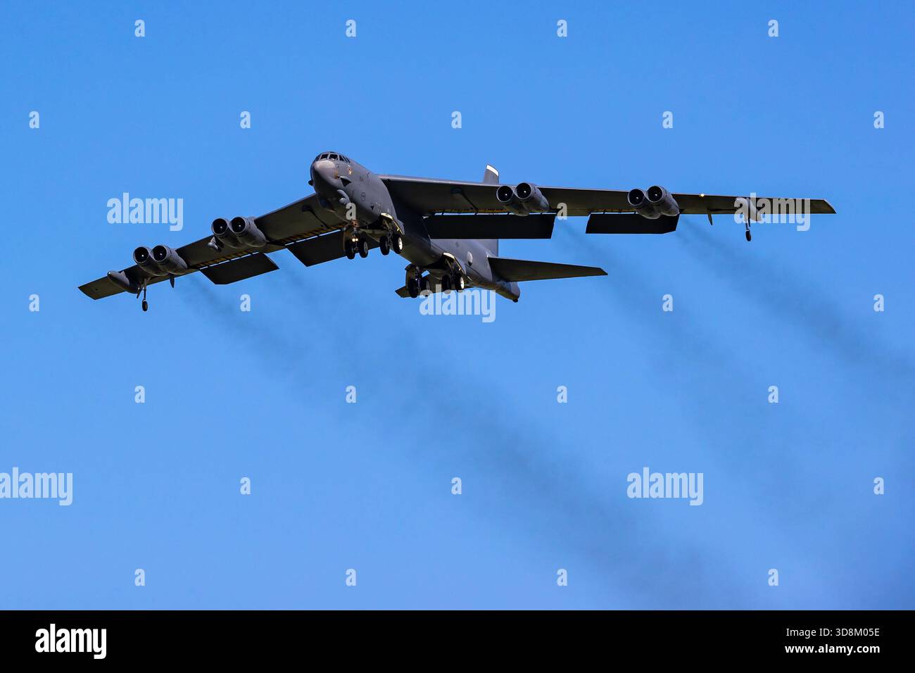 Ostrava, Tschechische Republik - 20. September 2025: US-Luftwaffe Boeing B-52 Stratofortress strategisches Bomberflugzeug. Militärische Luftfahrt und Ai Stockfoto