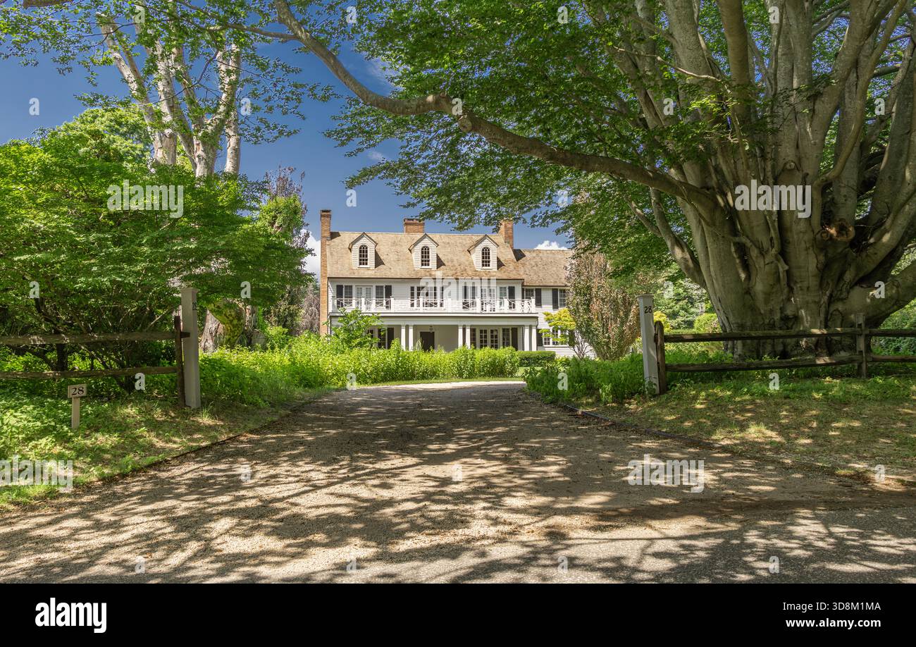 Großes East hampton Haus in einer Reifen Sommerlandschaft Stockfoto