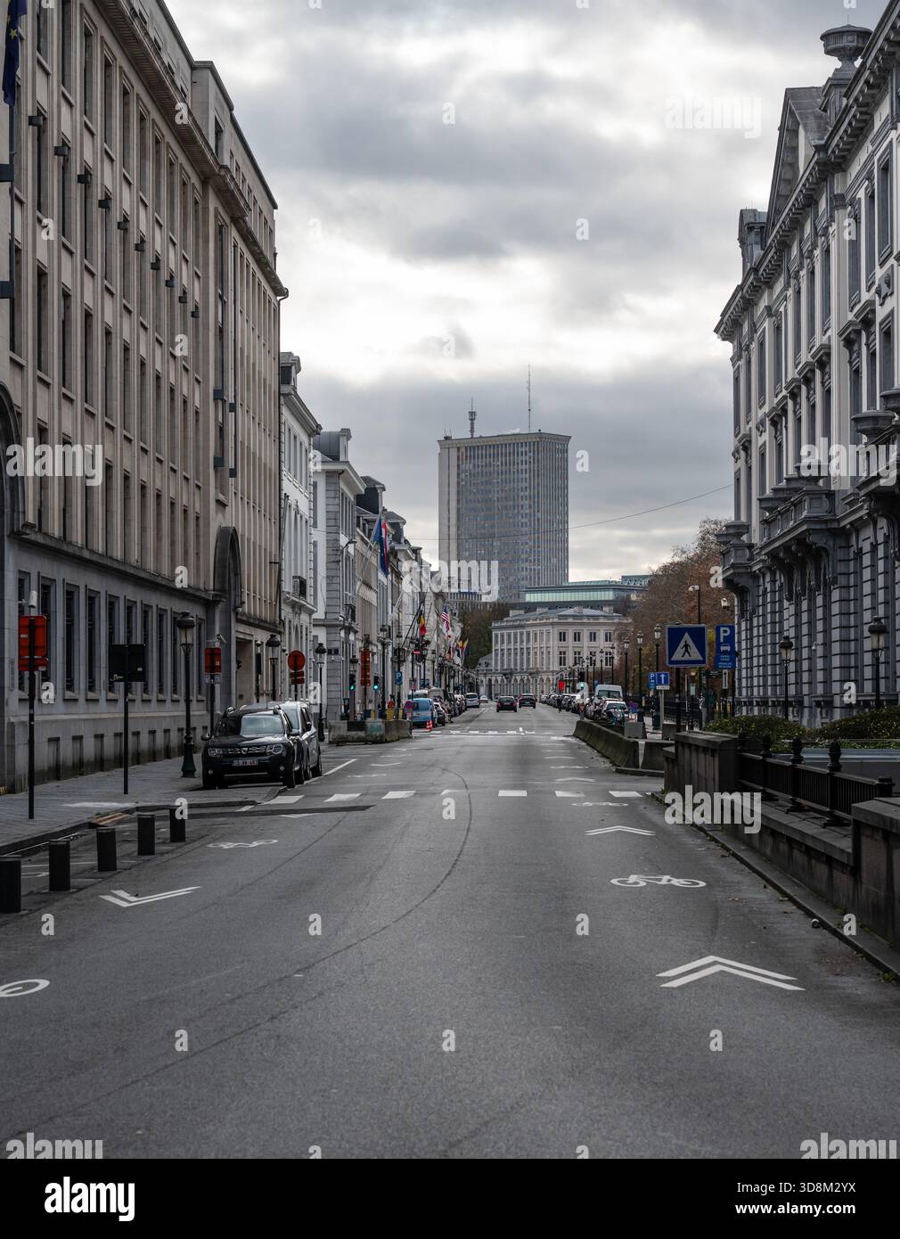 Straßenansicht der Hertogstraat in Brüssel, wobei die Konzentration von politischen und staatlichen Gebäuden entlang der Durchgangsstraße hervorgehoben wird. Das Bild wird erfasst Stockfoto