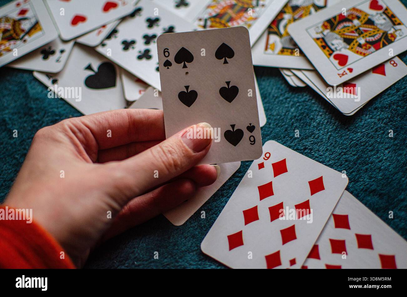 Spielkarten in der hand Stockfoto