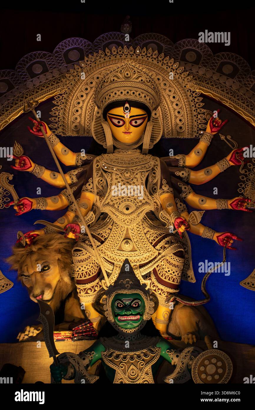 Idol der Göttin Durga in Durga Puja 2025 organisiert von Dakshin Nala Para Sarbojonin Durgotsob Udjapan Parishad, Sadarghat, Chattogram, Bangladesch. Stockfoto