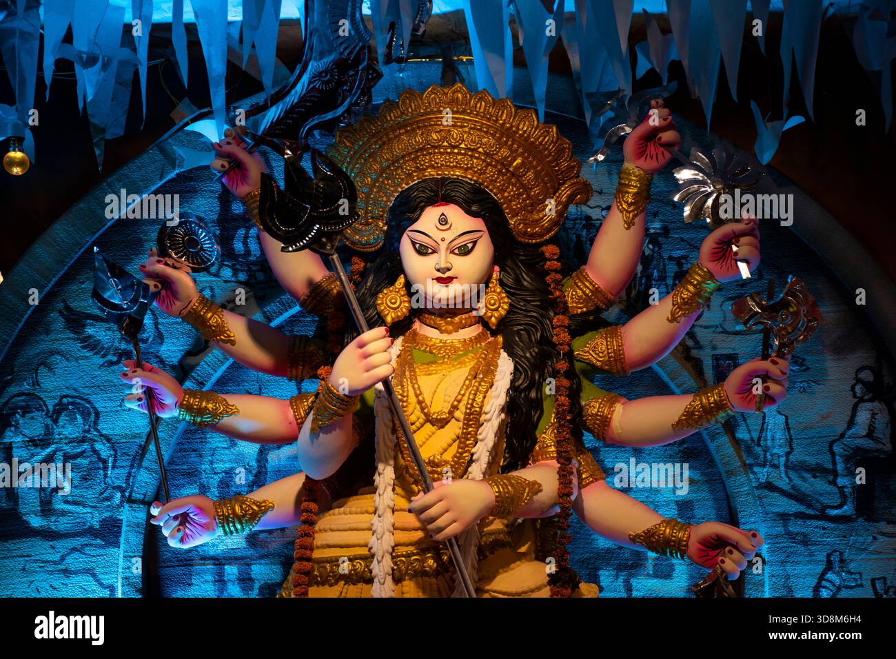 Idol der Göttin Durga in Durga Puja 2025 organisiert von Radha Madhob Mandir (Kattyaoni Dham), Uttar Nala Para, Sadarghat, Chattogram, Bangladesch. Stockfoto