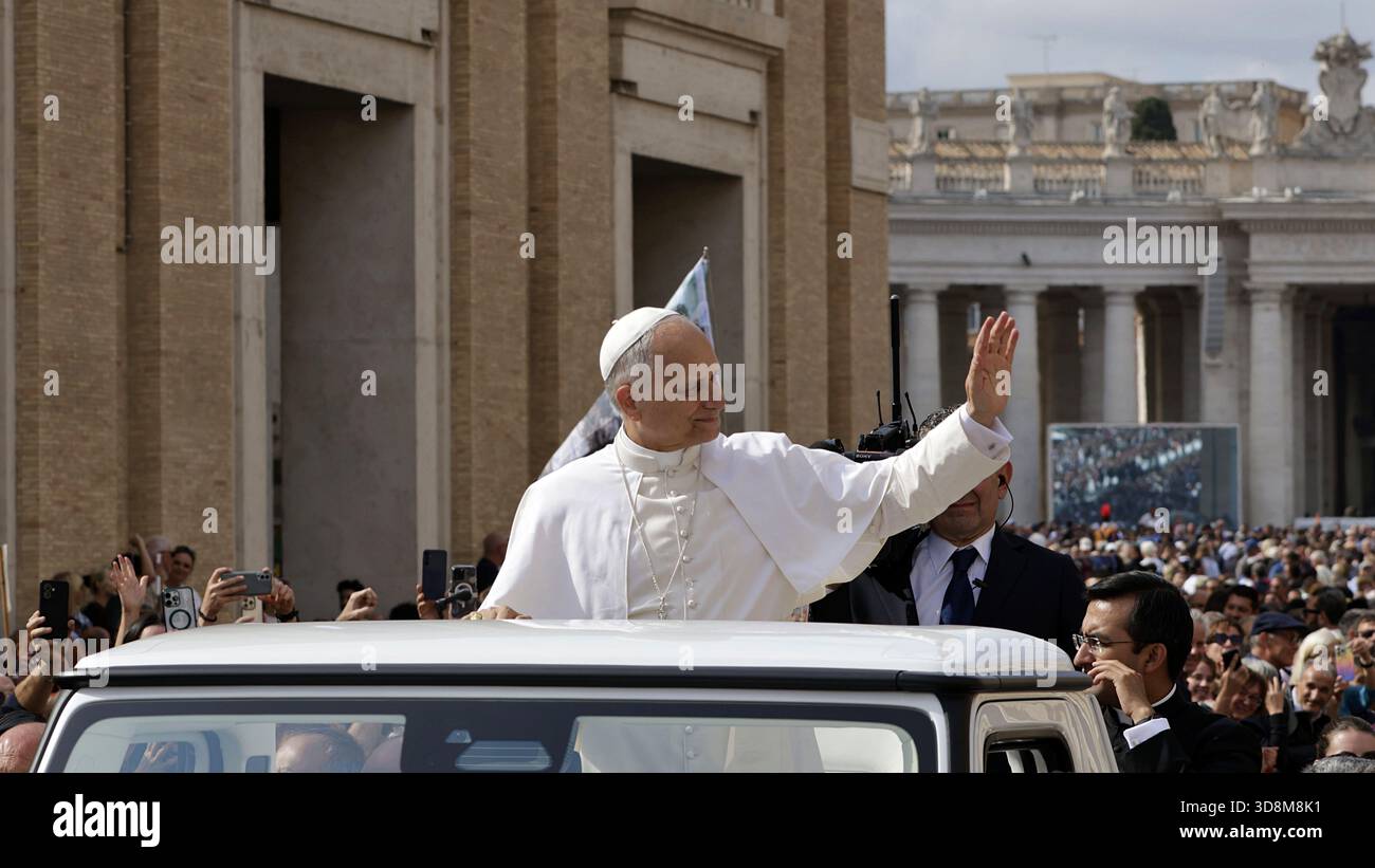 Vatikanstadt, Rom, Italien, 12. Oktober 2025. Papst Leo XIV. Vor dem Petersdom Stockfoto