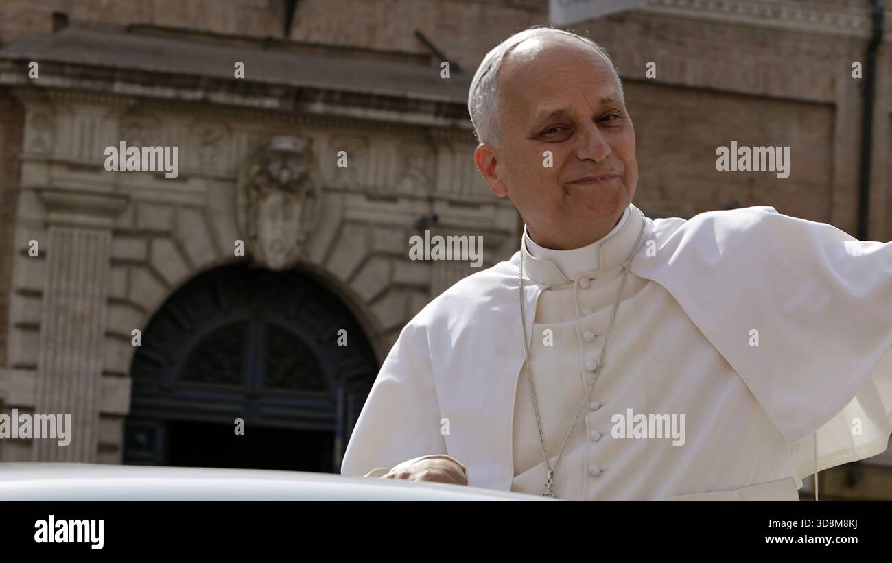 Vatikanstadt, Rom, Italien, 12. Oktober 2025. Papst Leo XIV. Vor dem Petersdom Stockfoto
