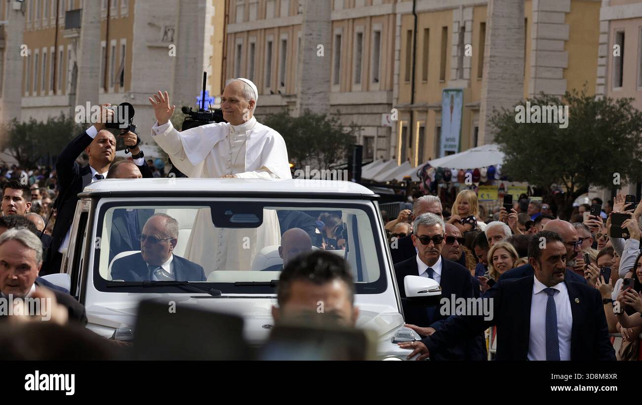 Vatikanstadt, Rom, Italien, 12. Oktober 2025. Papst Leo XIV. Vor dem Petersdom Stockfoto