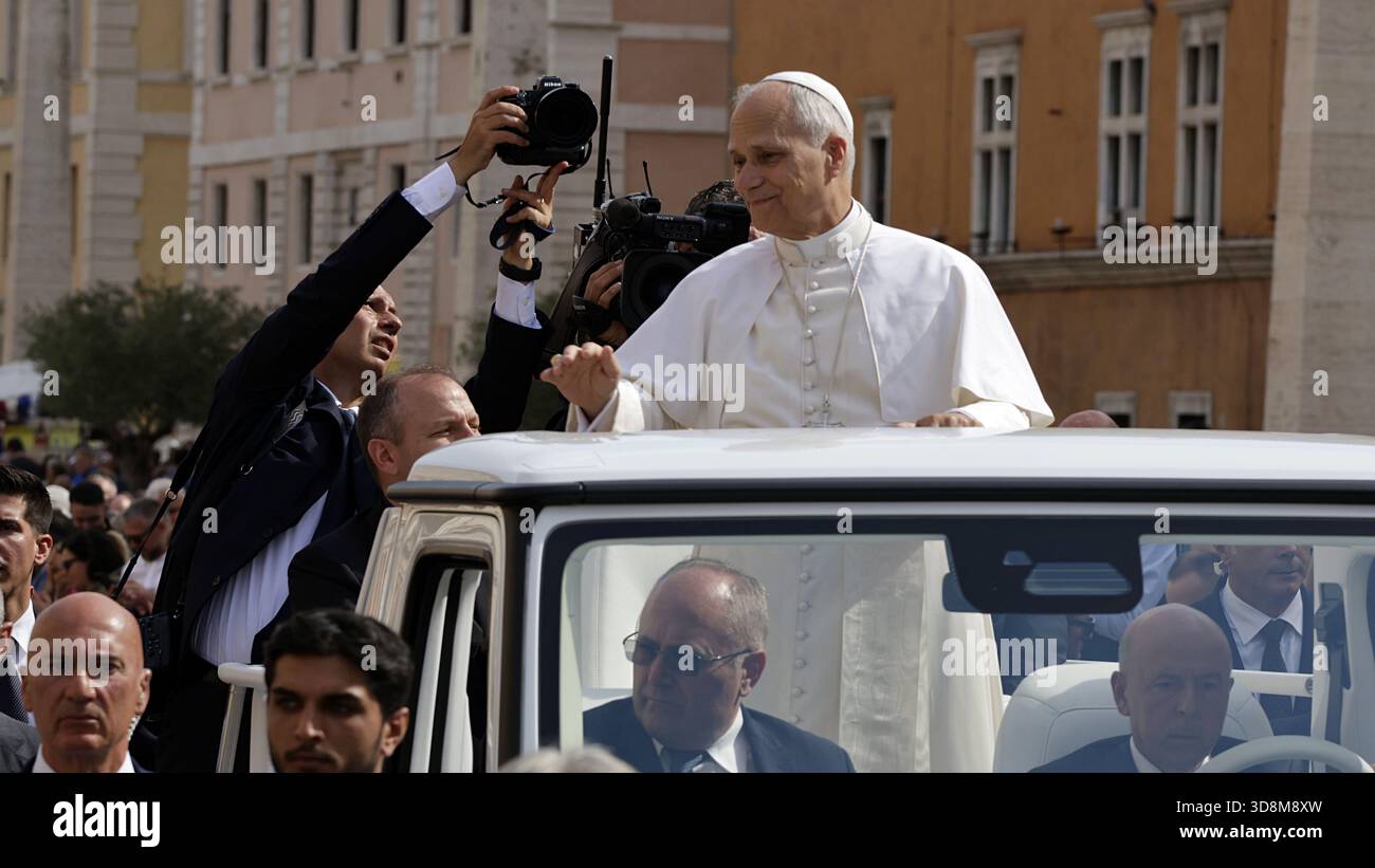 Vatikanstadt, Rom, Italien, 12. Oktober 2025. Papst Leo XIV. Vor dem Petersdom Stockfoto